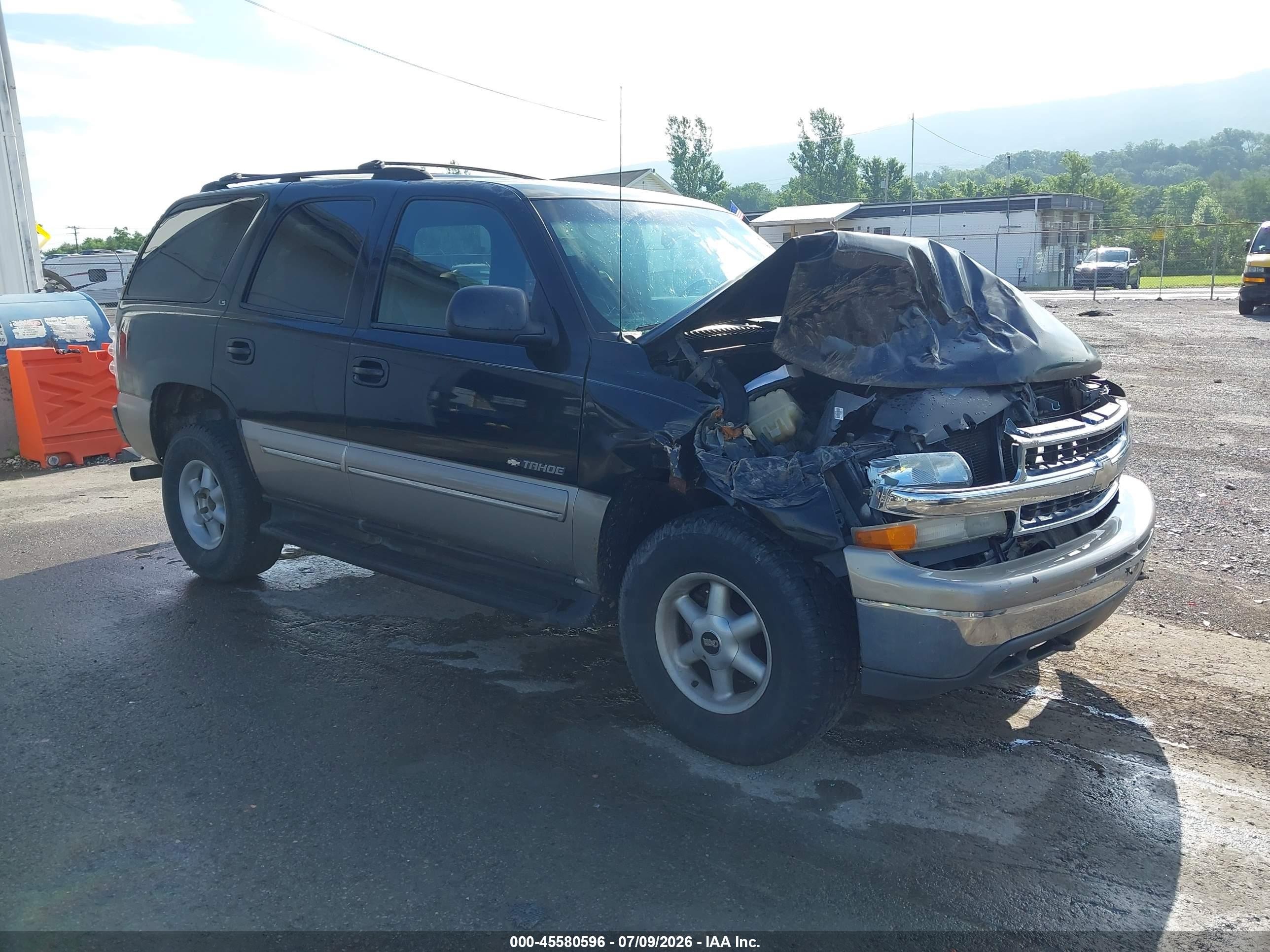 2000 Chevrolet Tahoe LS, VIN 1GNEK13T7YJ202536 — Front end