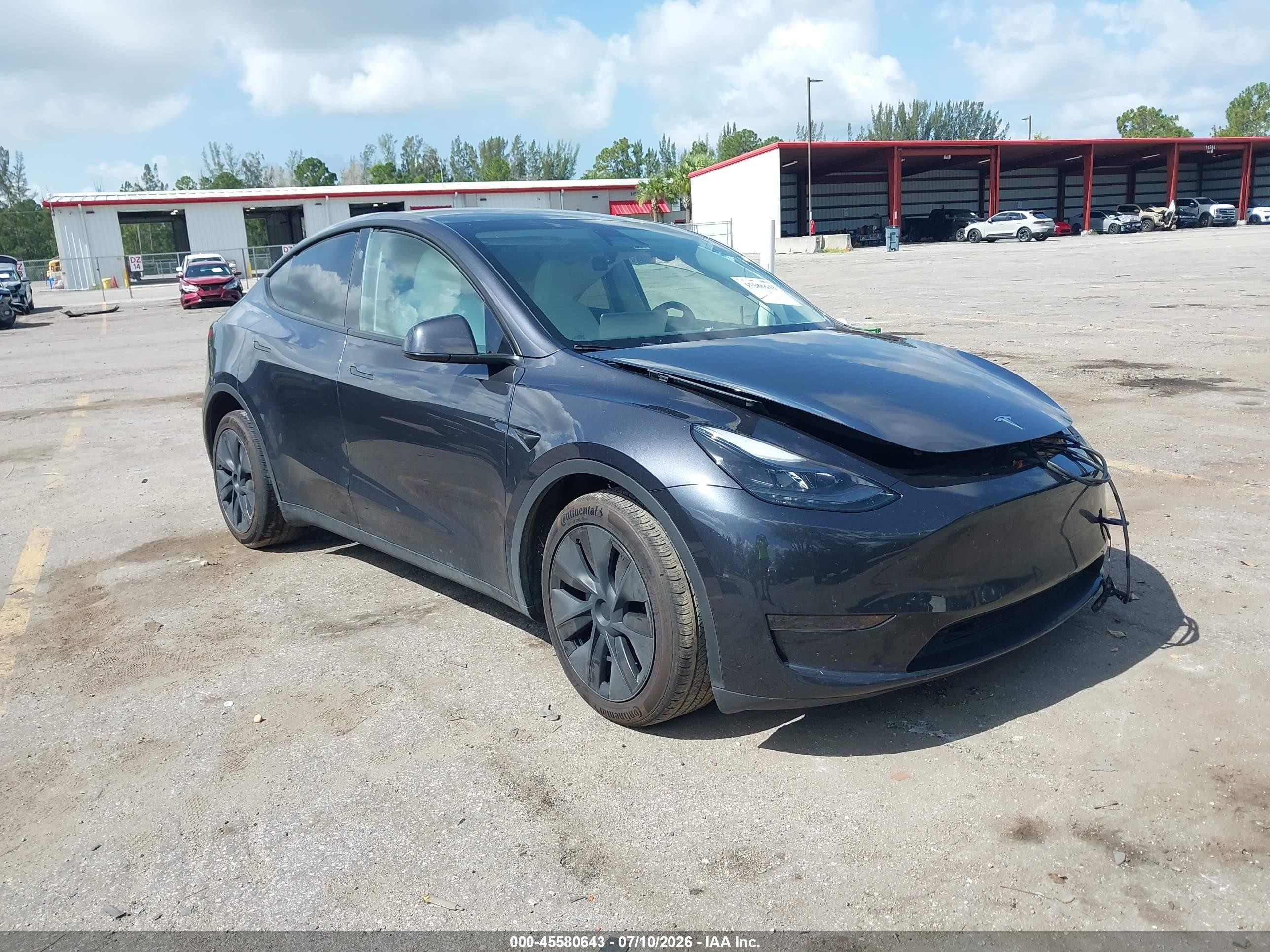 2024 Tesla Model Y, VIN 7SAYGDED5RF098588 — Front end