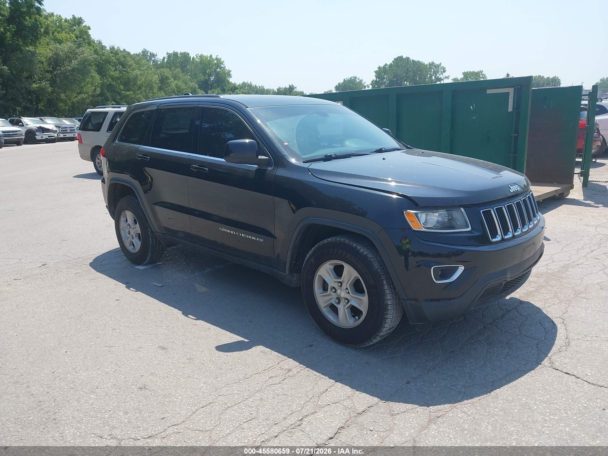 2016 Jeep Grand Cherokee Laredo, VIN 1C4RJFAGXGC414477 — Front end