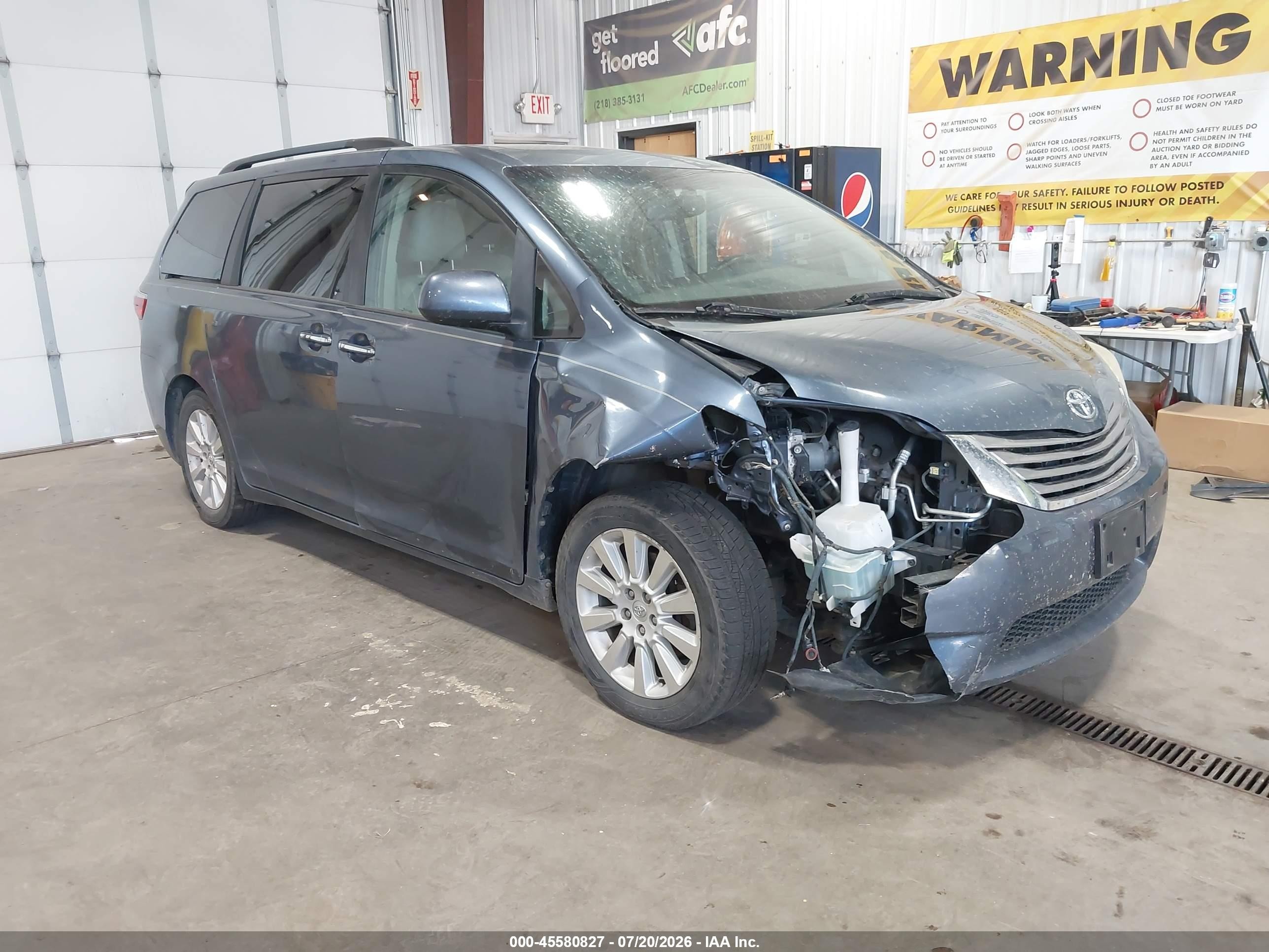 2015 Toyota Sienna XLE, VIN 5TDDK3DC7FS121907 — Front end