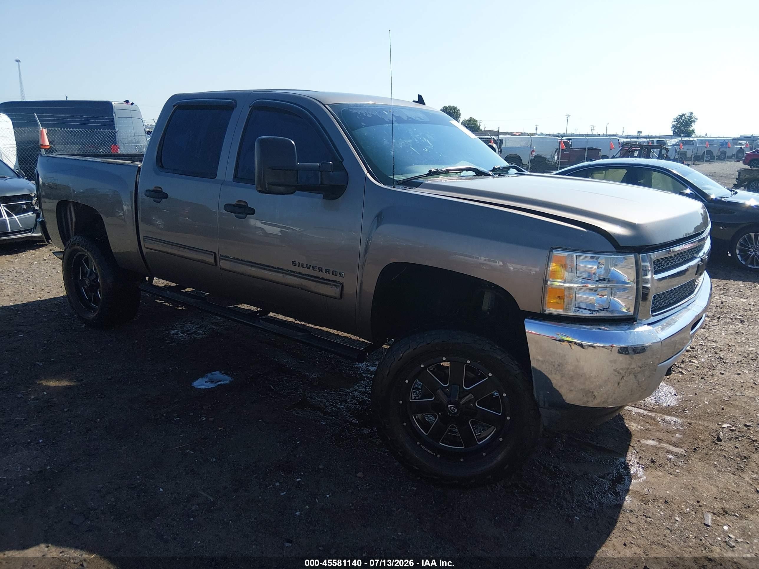 2013 Chevrolet Silverado 1500 LT, VIN 3GCPKSE71DG172596 — Front end