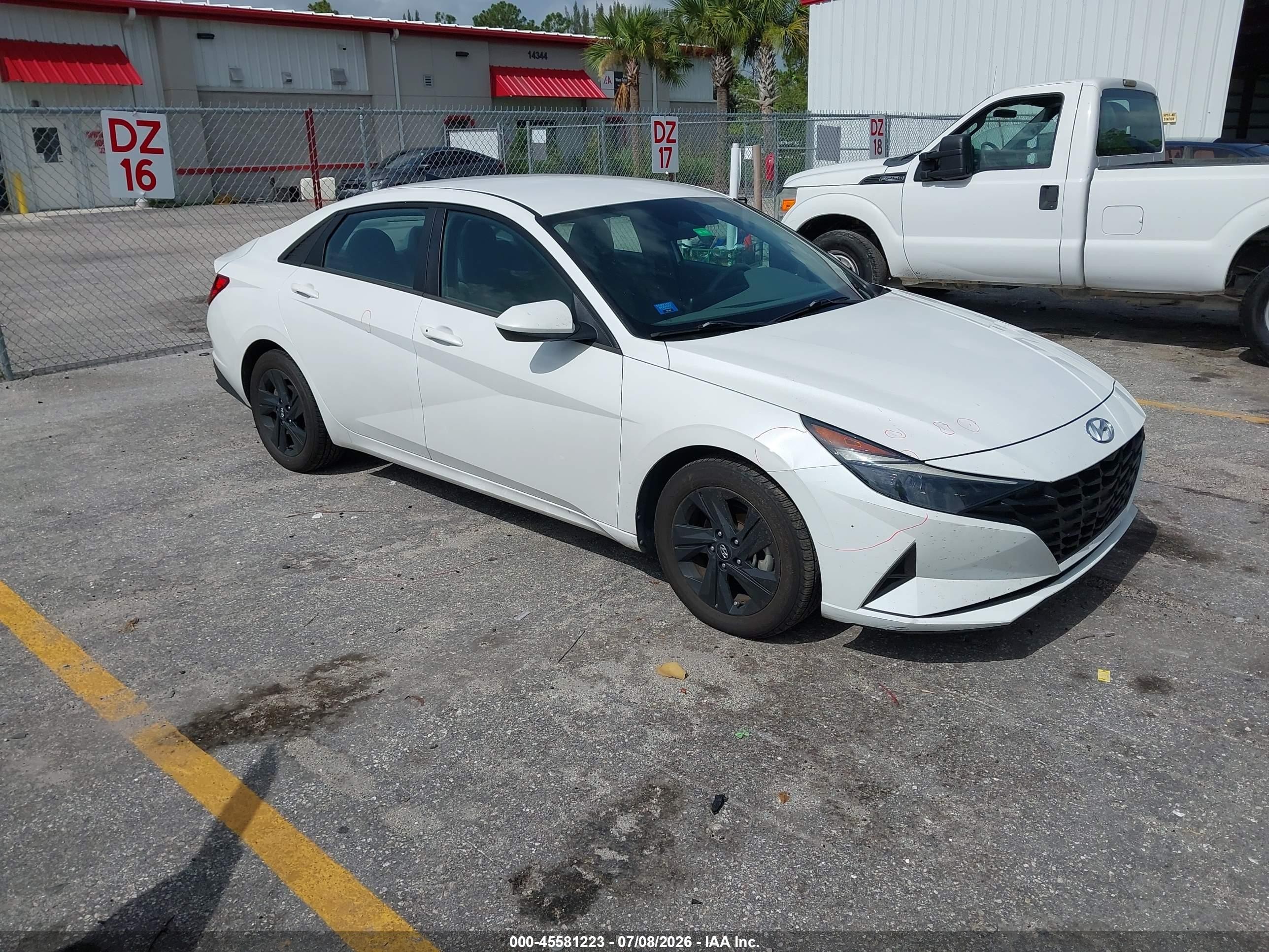 2022 Hyundai Elantra SEL, VIN 5NPLM4AG9NH079053 — Rear end