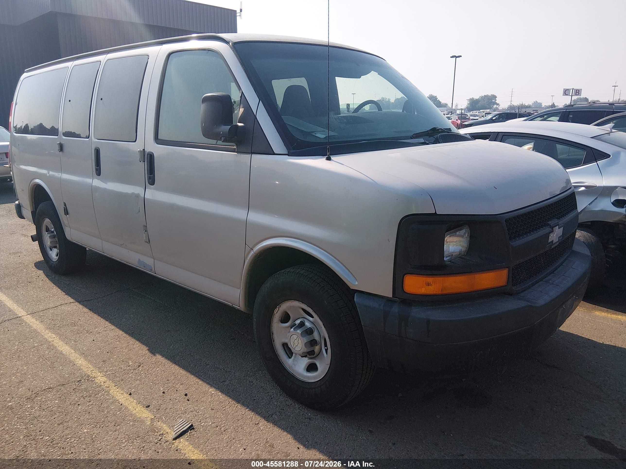 2005 Chevrolet Express Passenger, VIN 1GAGG25V451221802 — Normal wear