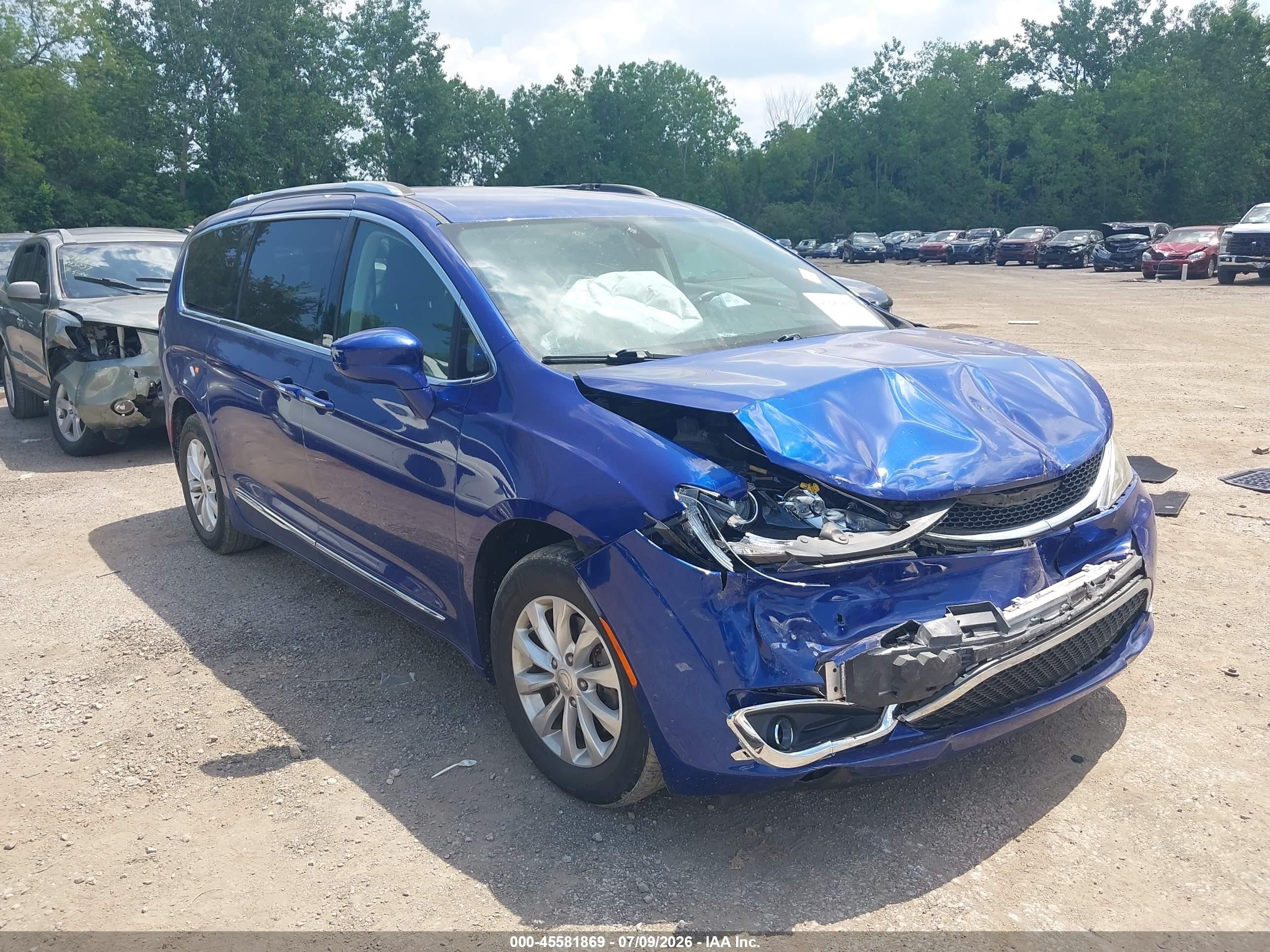 2019 Chrysler Pacifica Touring L, VIN 2C4RC1BG1KR593097 — Перед