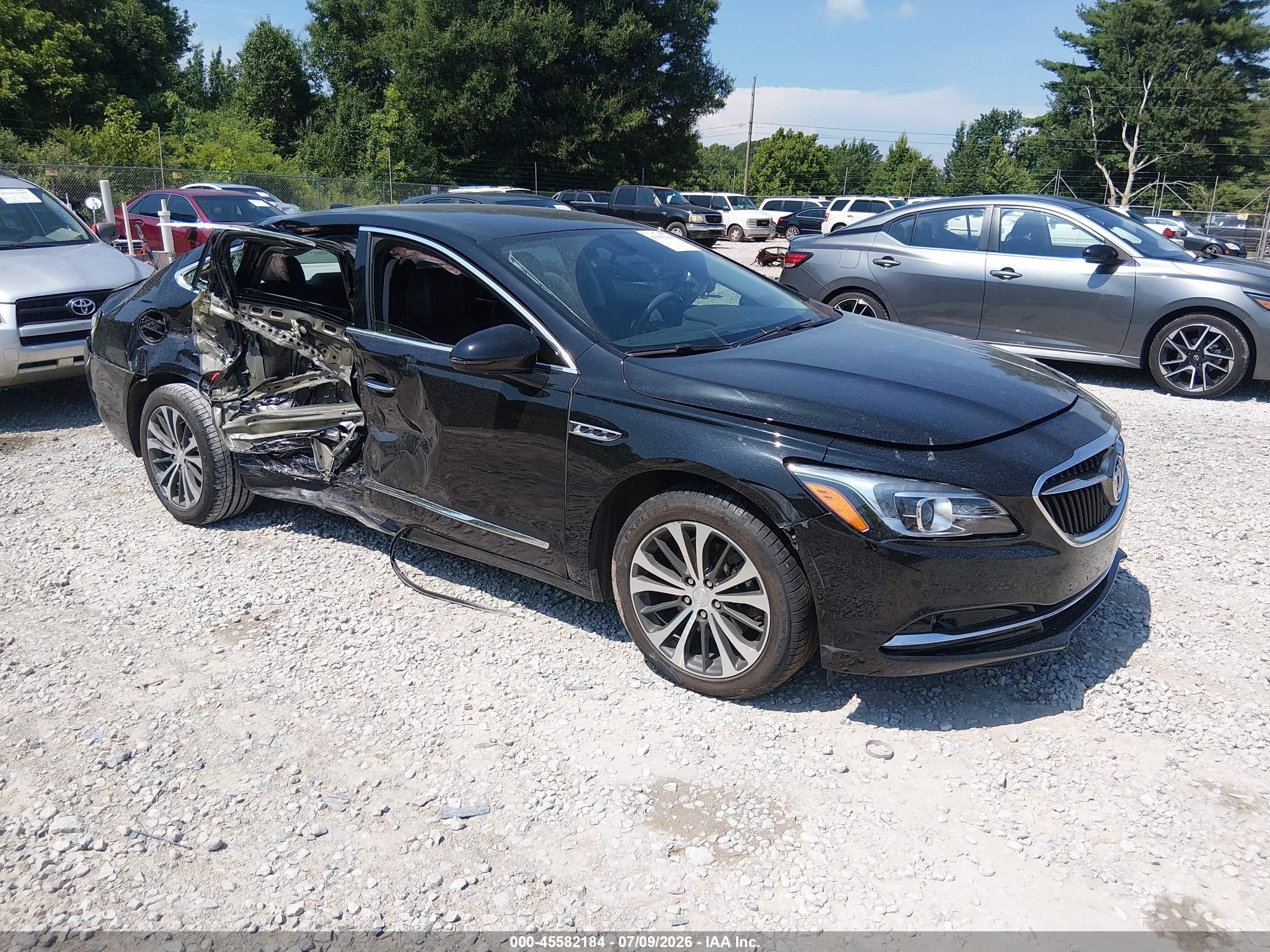 2017 Buick LaCrosse Essence, VIN 1G4ZP5SS4HU164897 — Бок