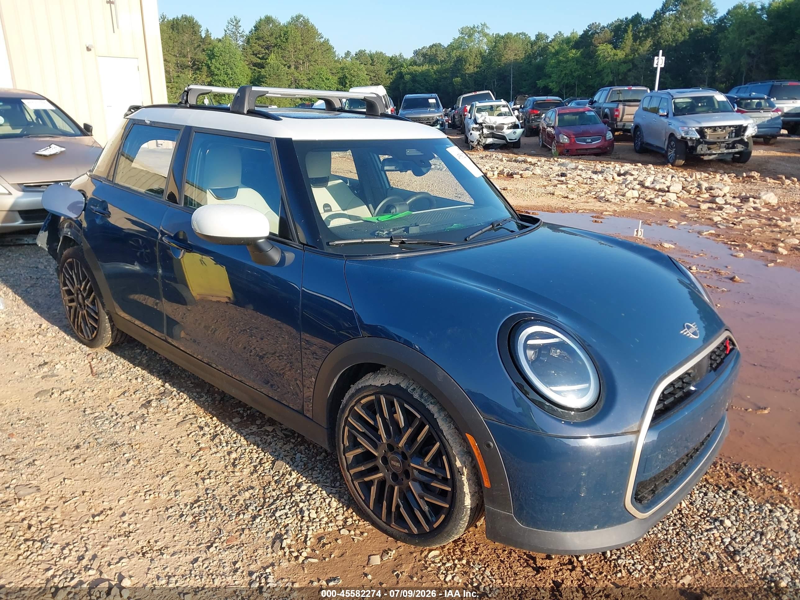 2025 MINI Hardtop 4 Door Cooper S, VIN WMW53GD09S2W51390 — Зад