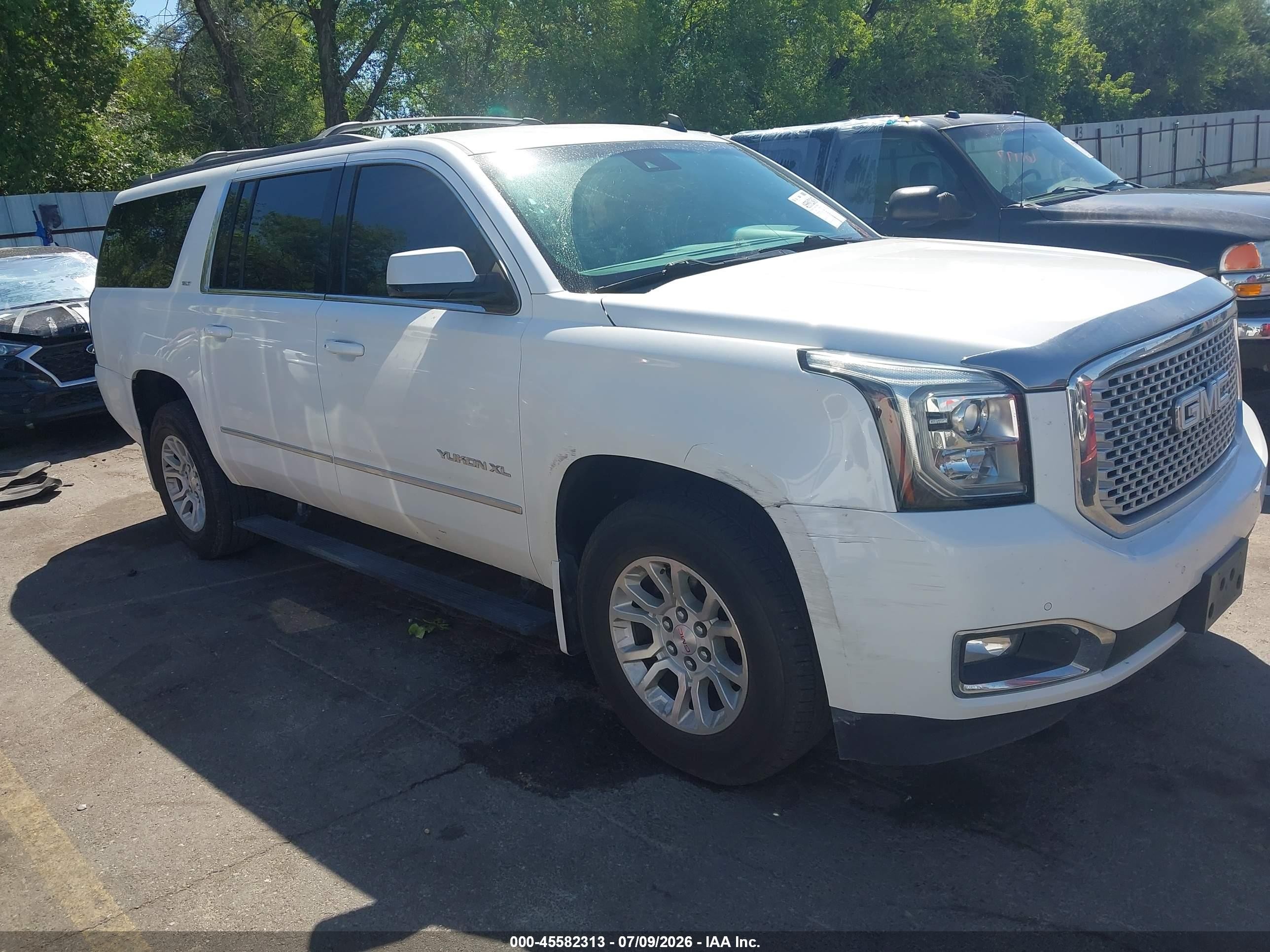 2015 GMC Yukon XL SLT, VIN 1GKS2HKC6FR230160 — Side