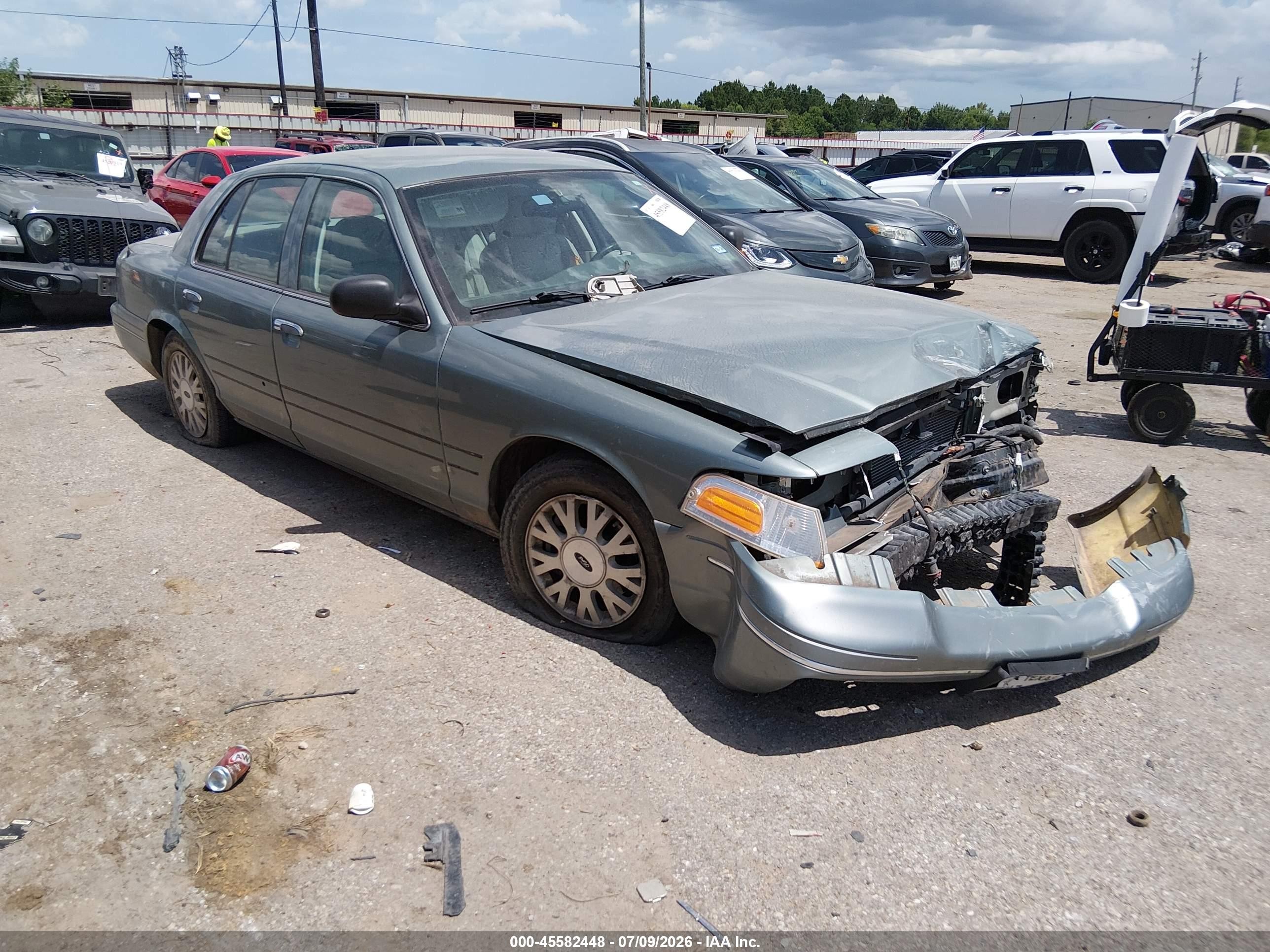 2005 Ford Crown Victoria LX, VIN 2FAFP74W25X143222 — Front end