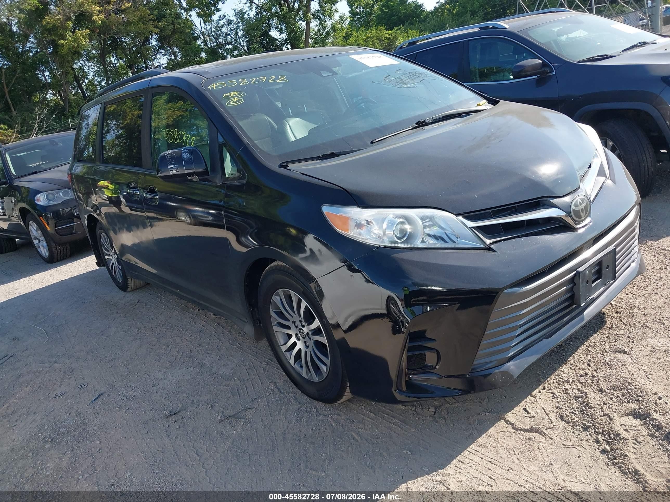 2018 Toyota Sienna XLE Premium, VIN 5TDYZ3DC2JS943861 — Front end