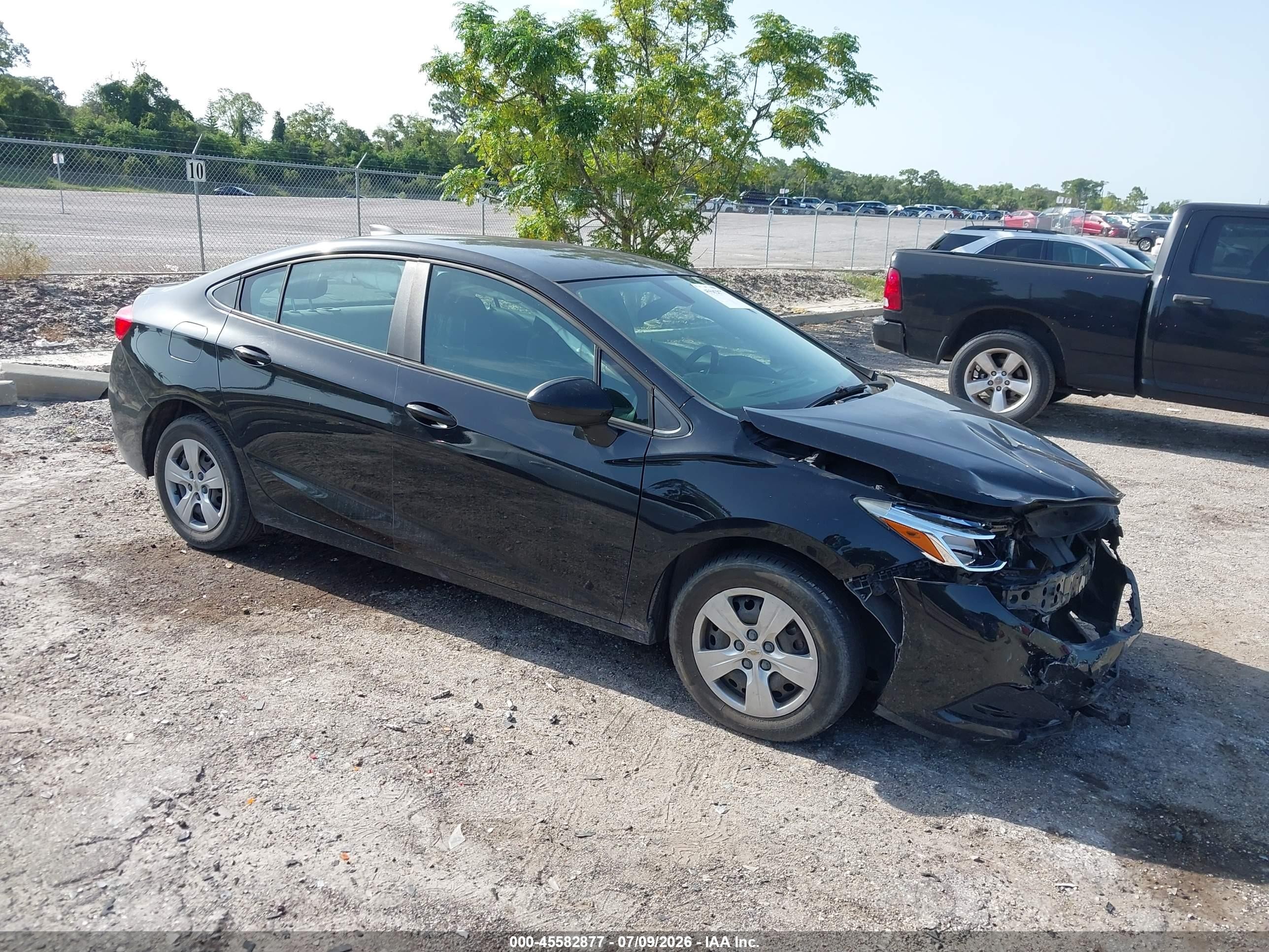 2018 Chevrolet Cruze LS, VIN 1G1BC5SM7J7175795 — Front end