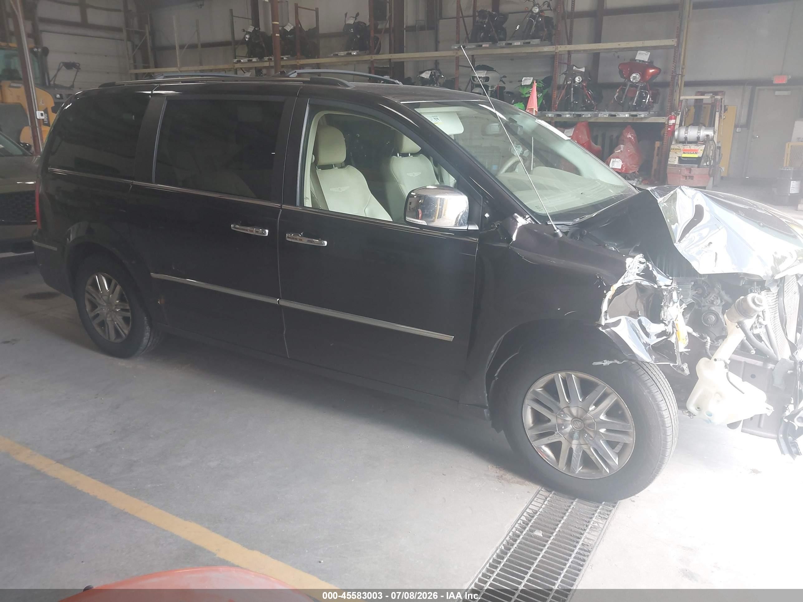 2010 Chrysler Town & Country Limited, VIN 2A4RR7DX0AR435518 — Front end
