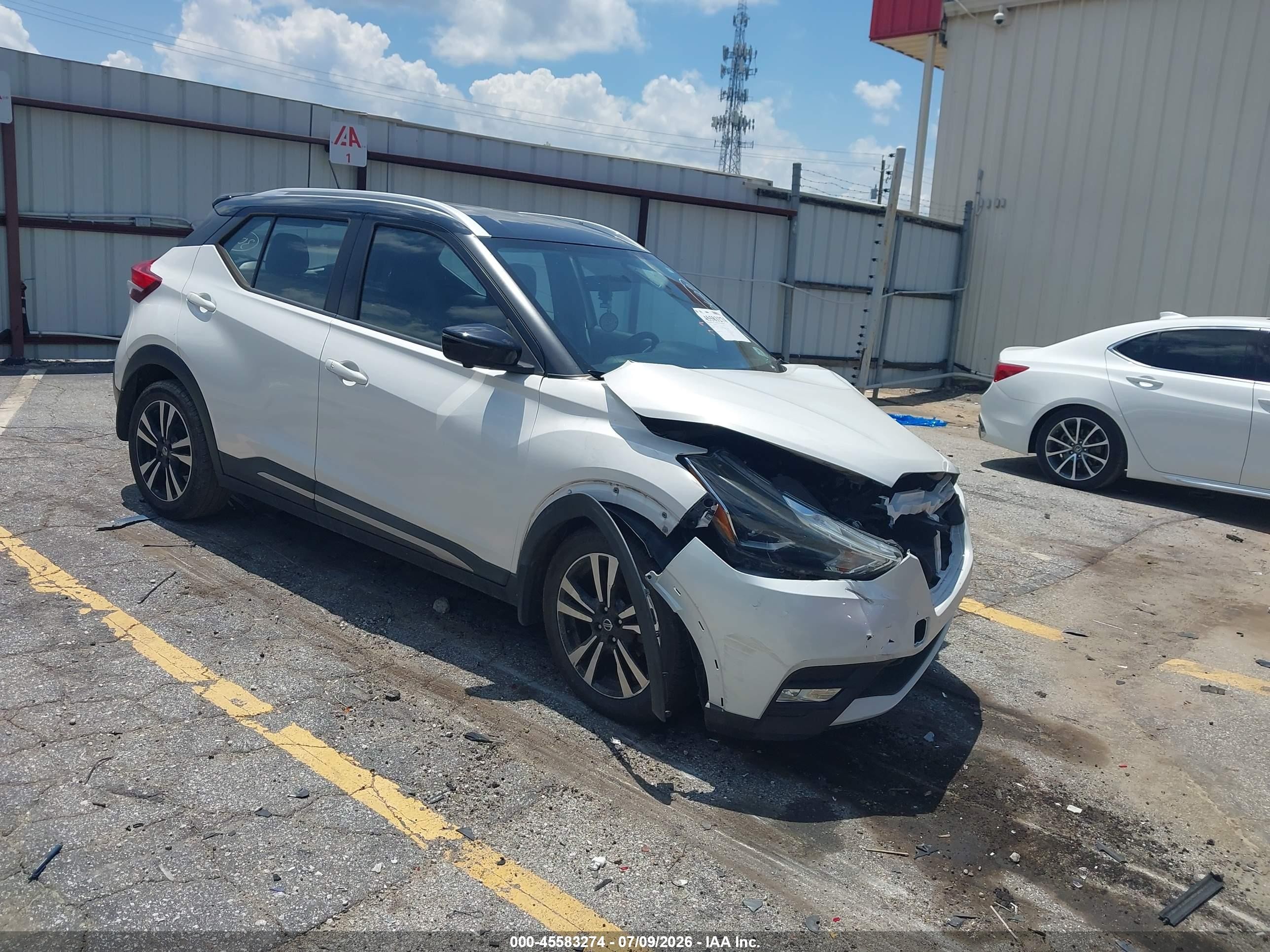 2018 Nissan Kicks SR, VIN 3N1CP5CU4JL513165 — Перед