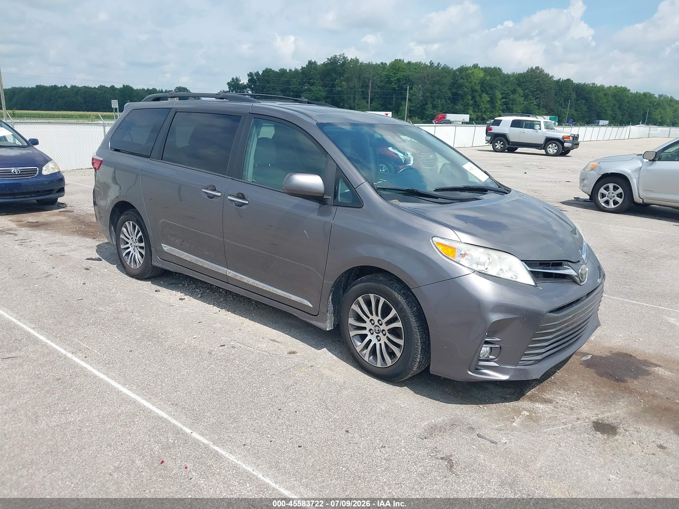 2018 Toyota Sienna Limited Premium, VIN 5TDYZ3DCXJS928671 — Side
