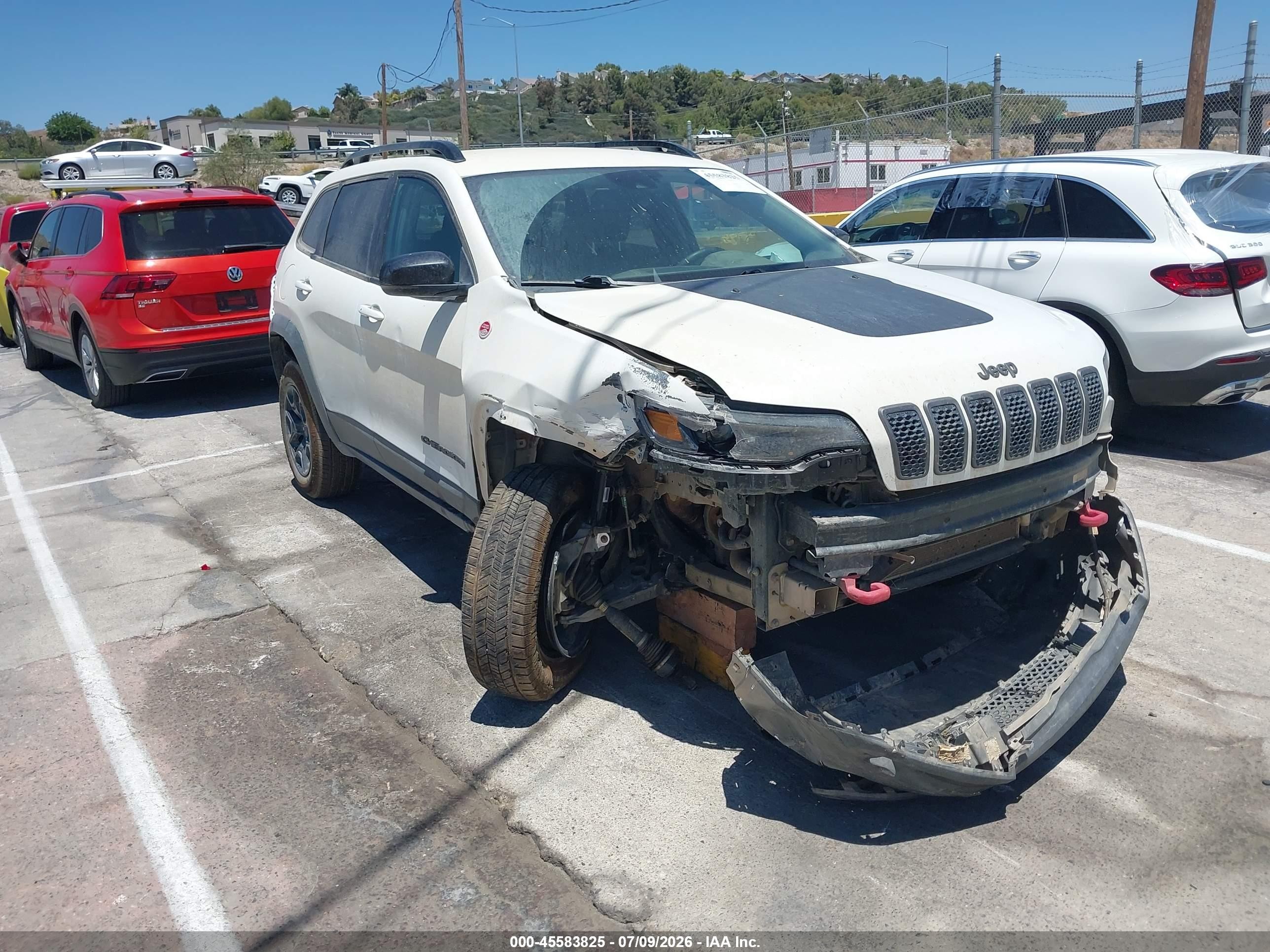 2022 Jeep Cherokee Trailhawk, VIN 1C4PJMBX1ND521922 — Перед