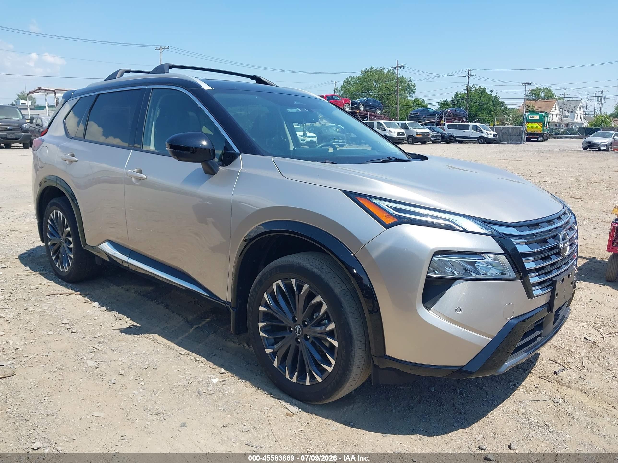 2025 Nissan Rogue Platinum, VIN JN8BT3DDXSW302995 — Зад