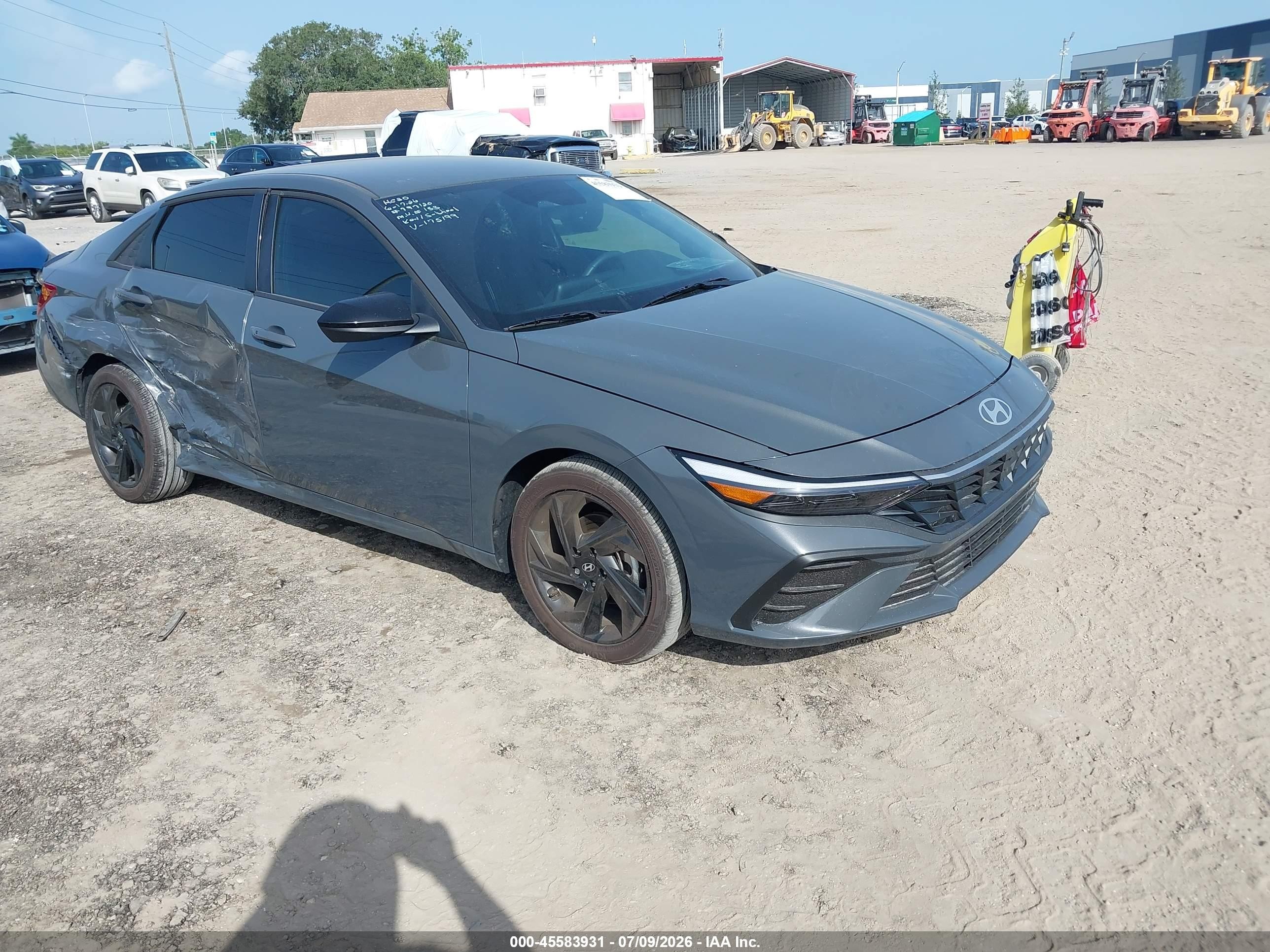 2026 Hyundai Elantra SEL Sport, VIN KMHLM4DGXTU175199 — Бок