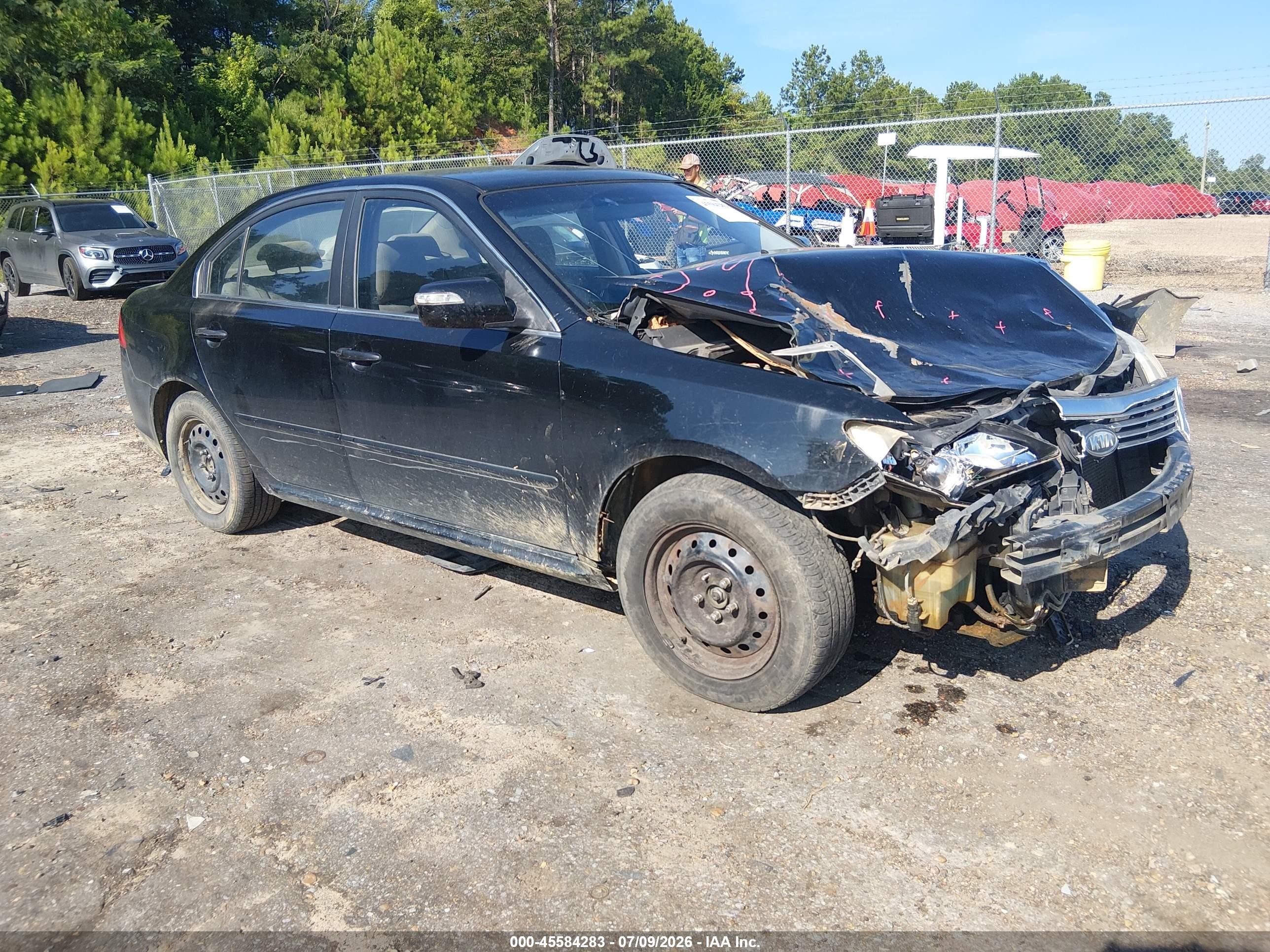 2009 Kia Optima LX, VIN KNAGE228195318740 — Перед