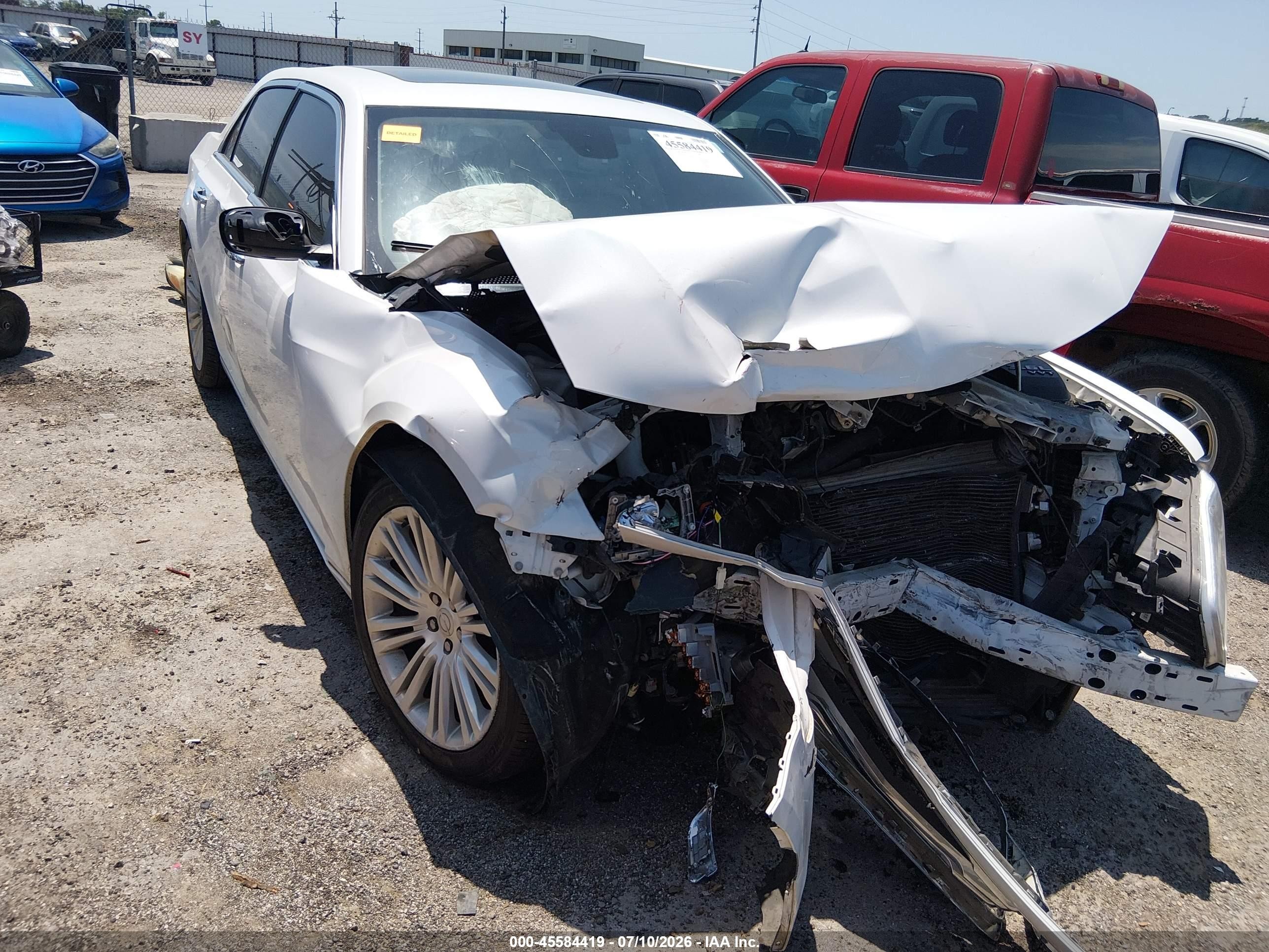 2014 Chrysler 300 C, VIN 2C3CCAEG1EH355153 — Front end