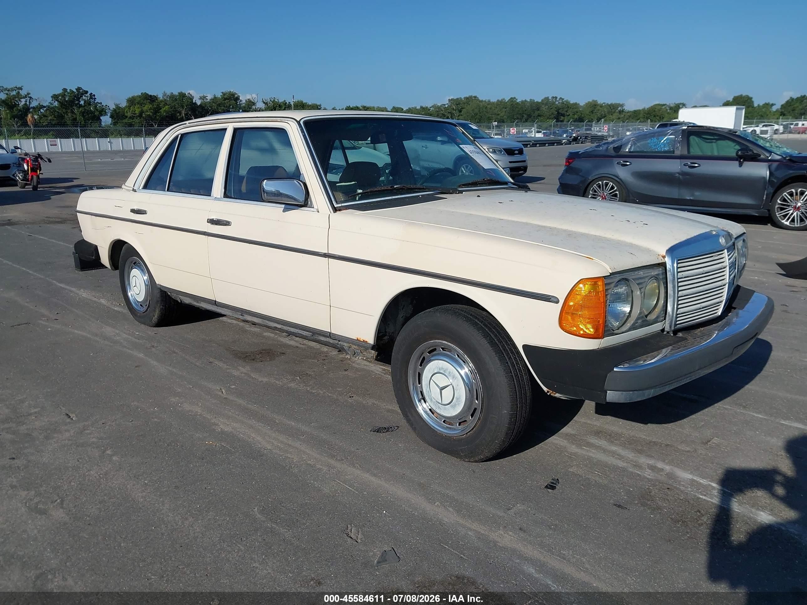 1982 Mercedes-Benz 240 Series 240D, VIN WDBAB23A4CB328303 — Normal wear