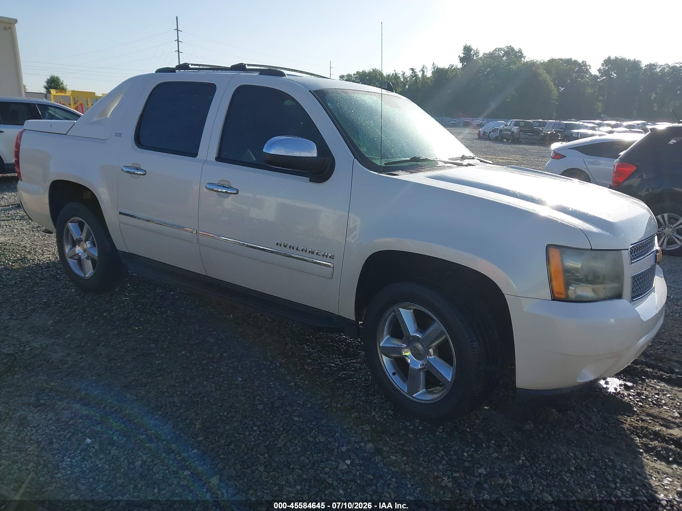 2011 Chevrolet Avalanche LTZ, VIN 3GNTKGE35BG226964 — Normal wear