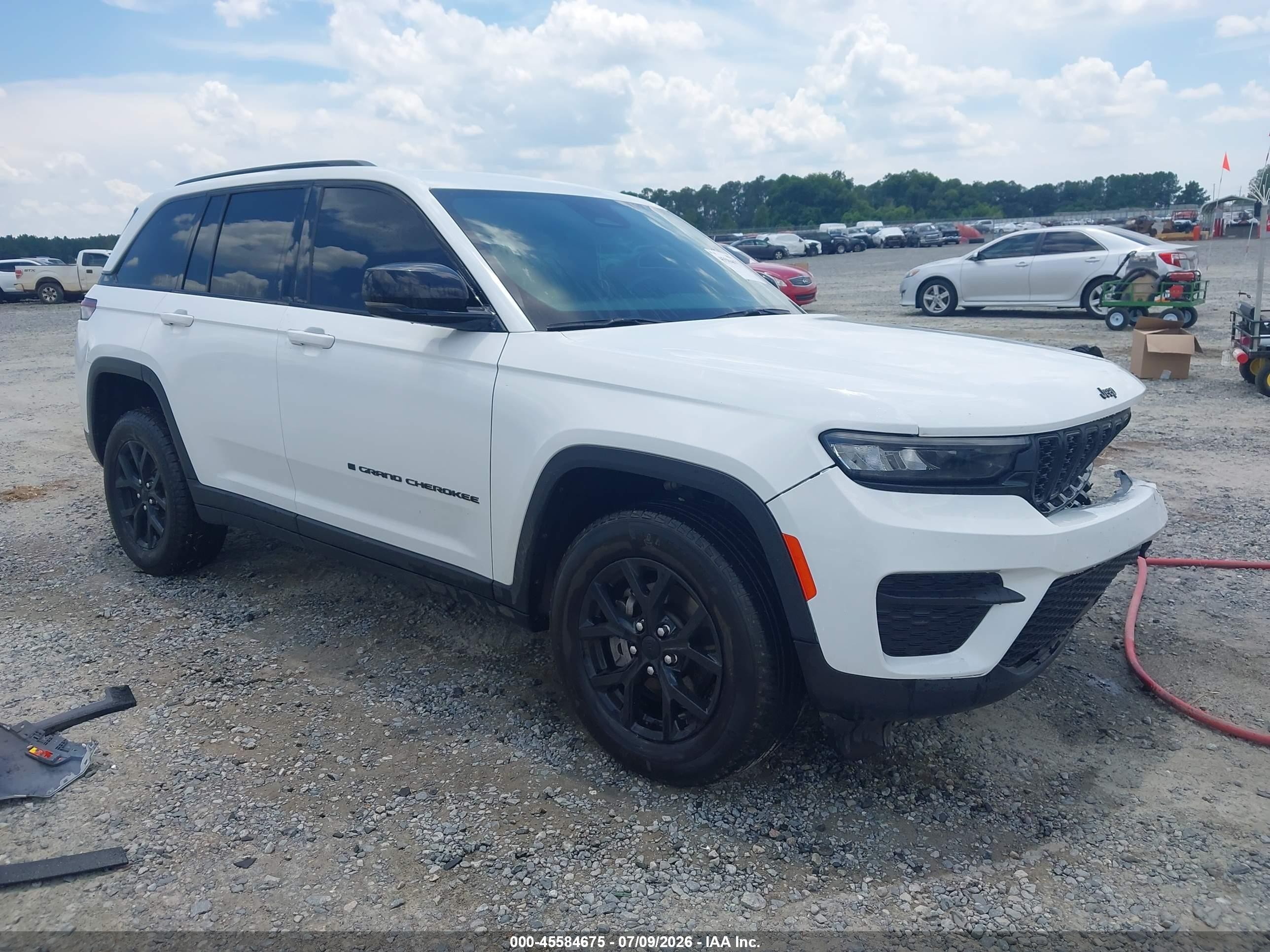 2024 Jeep Grand Cherokee Altitude, VIN 1C4RJGAG6R8546471 — Front end