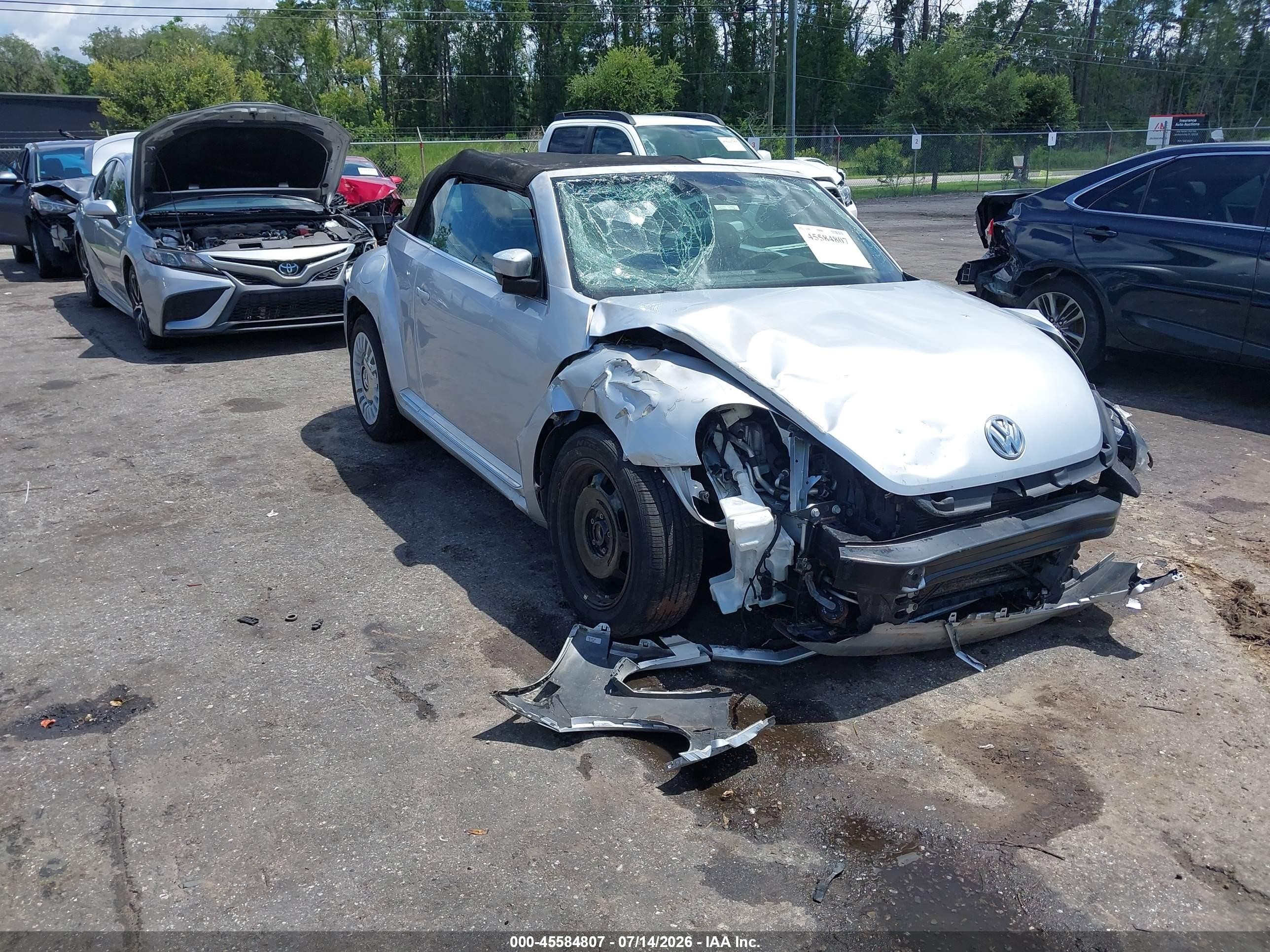 2015 Volkswagen Beetle 1.8T, VIN 3VW517AT4FM814708 — Front end