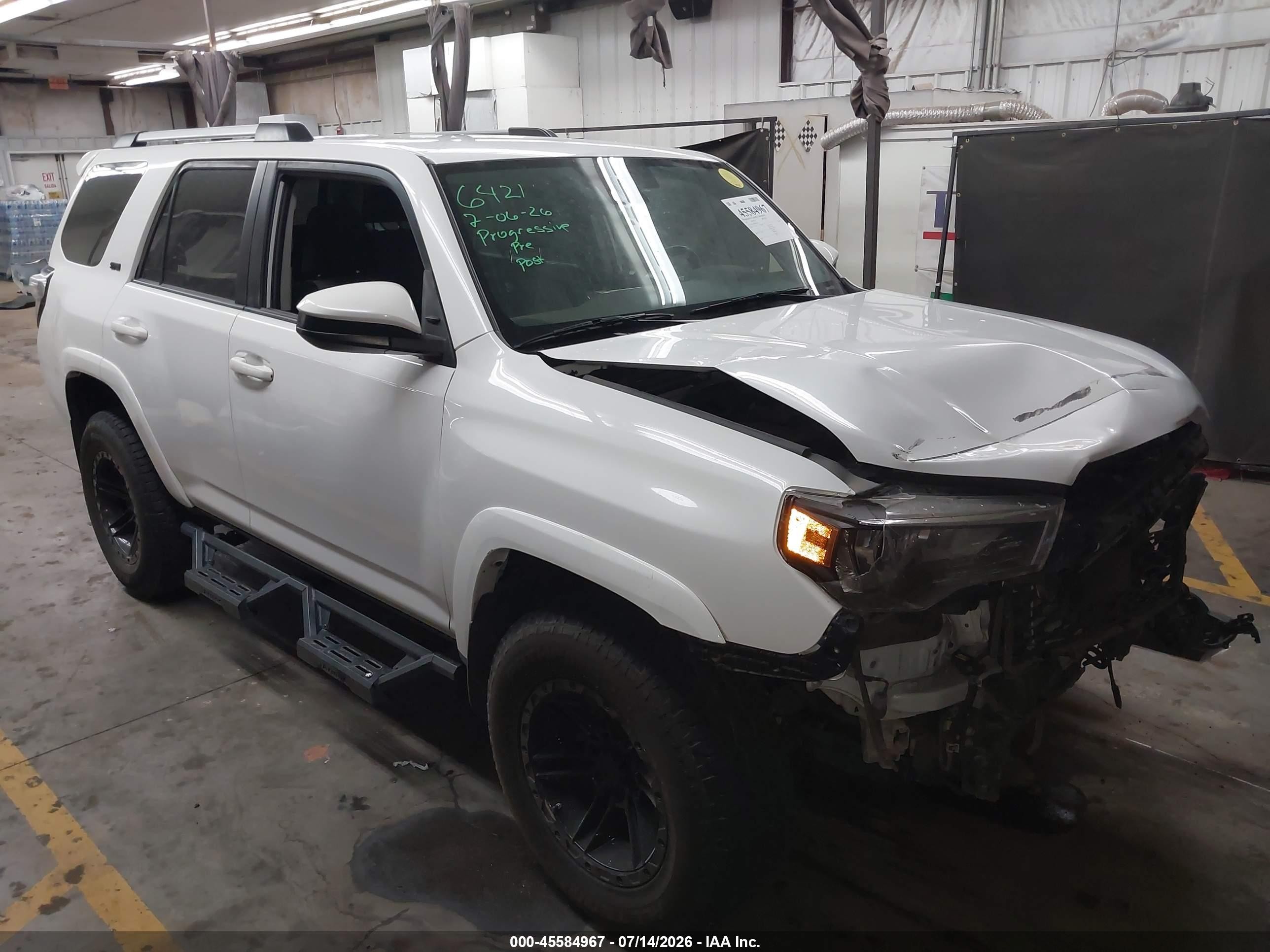 2021 Toyota 4Runner SR5, VIN JTEMU5JR2M5933922 — Перед