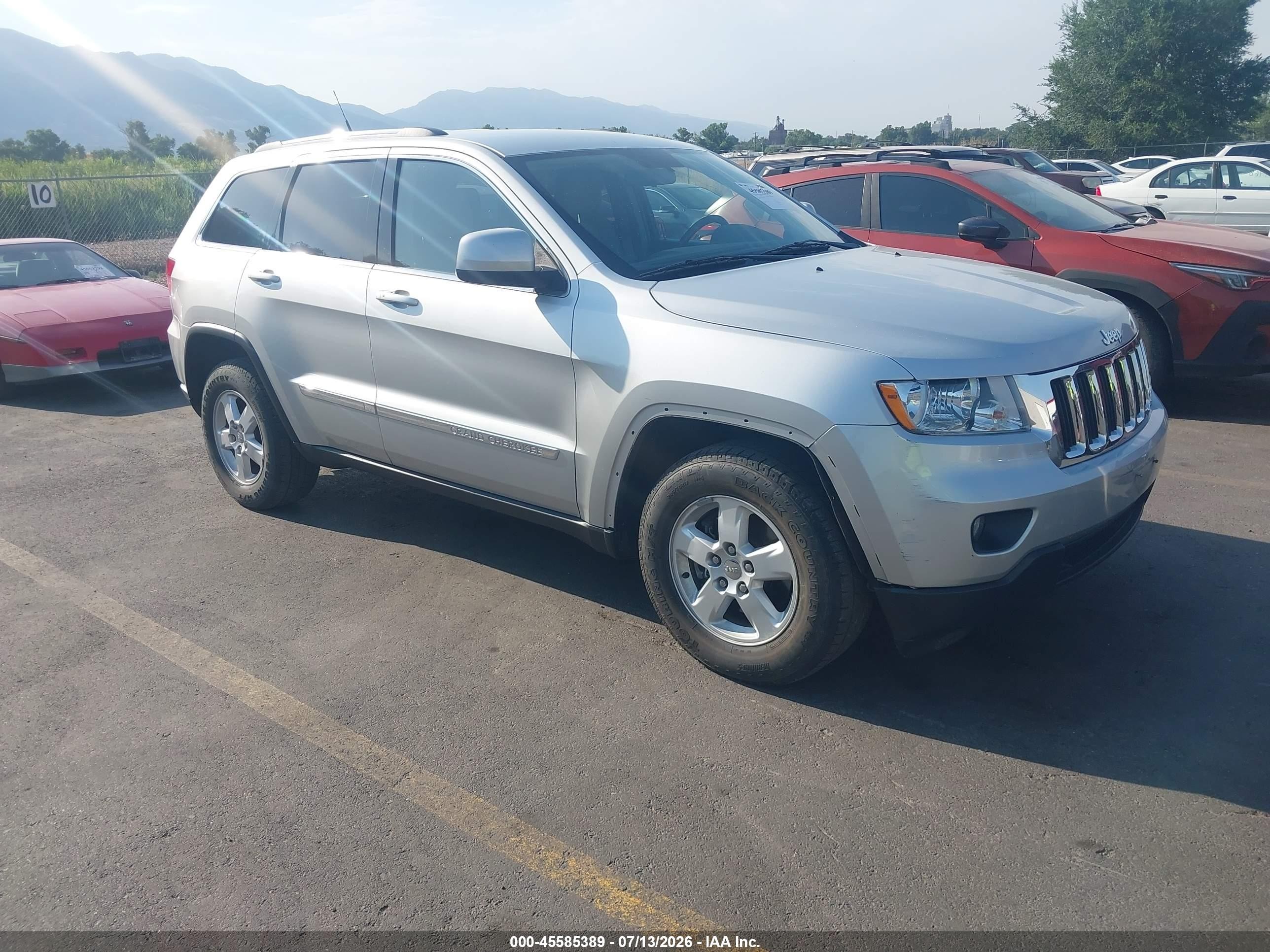 2011 Jeep Grand Cherokee Laredo, VIN 1J4RR4GG0BC508018 — Normal wear