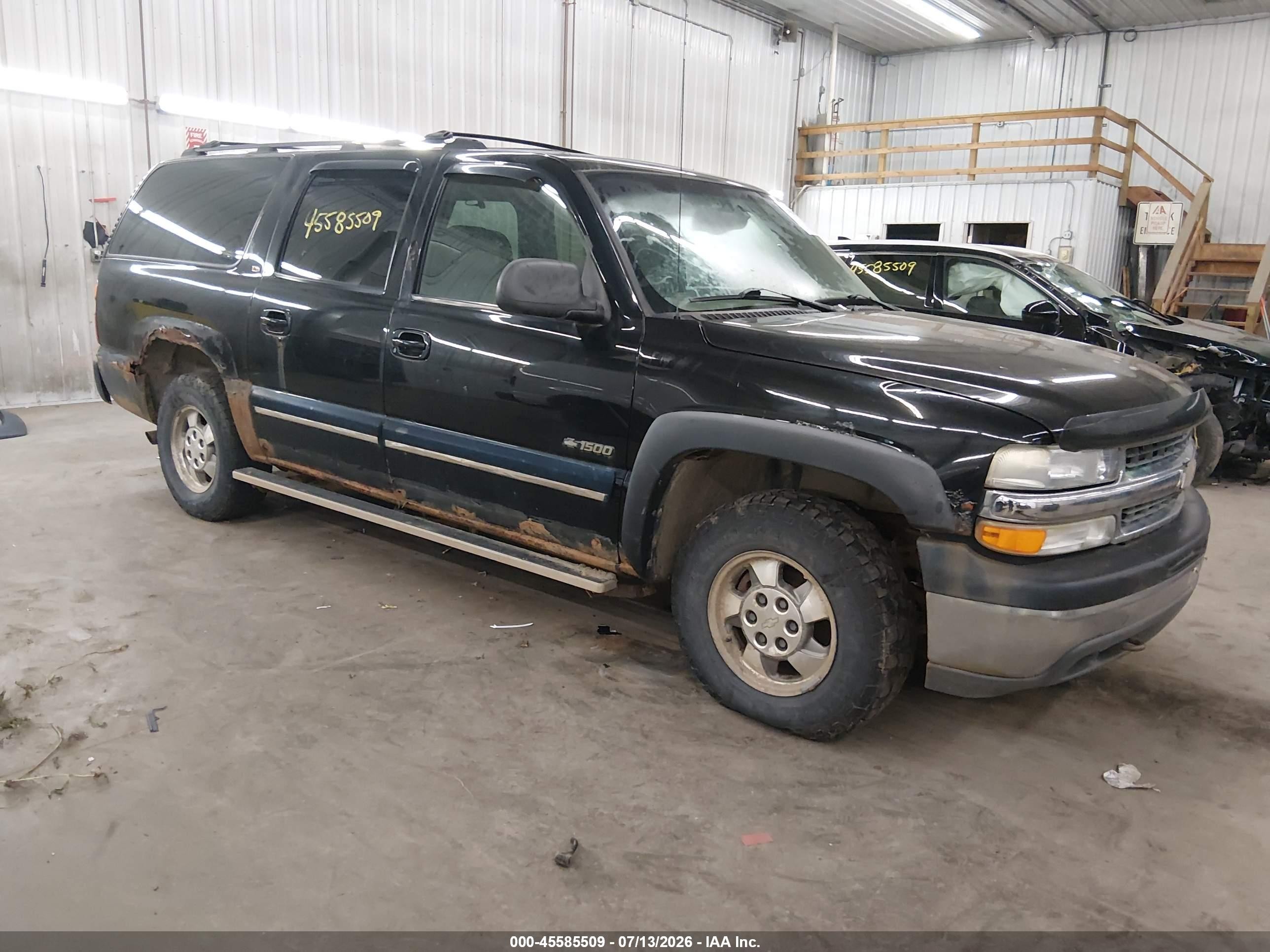 2000 Chevrolet Suburban LS, VIN 3GNFK16T3YG192492 — Normal wear