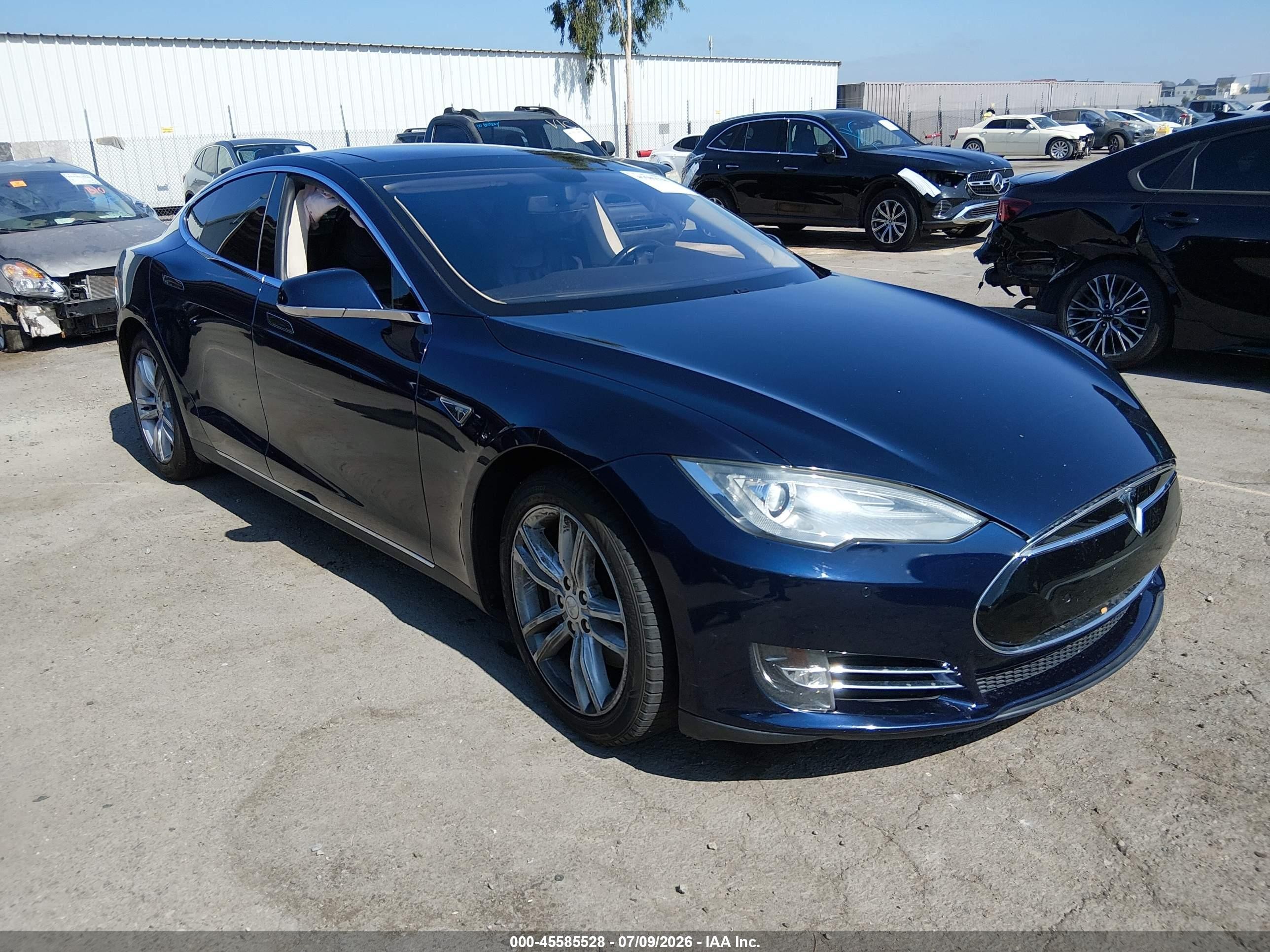 2014 Tesla Model S 60, VIN 5YJSA1S19EFP36011 — Rear end