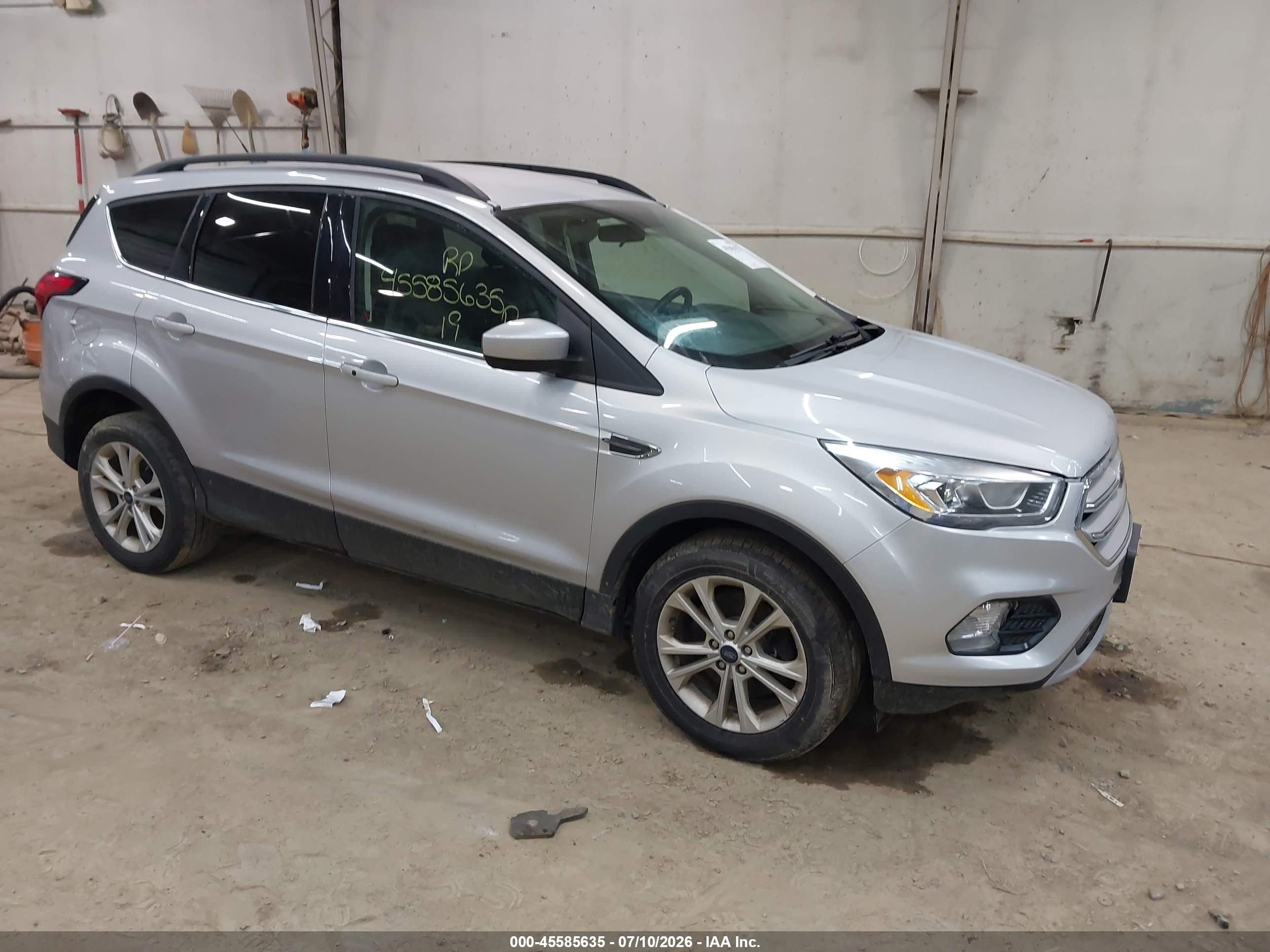 2019 Ford Escape SEL, VIN 1FMCU9HD8KUB18513 — Перед