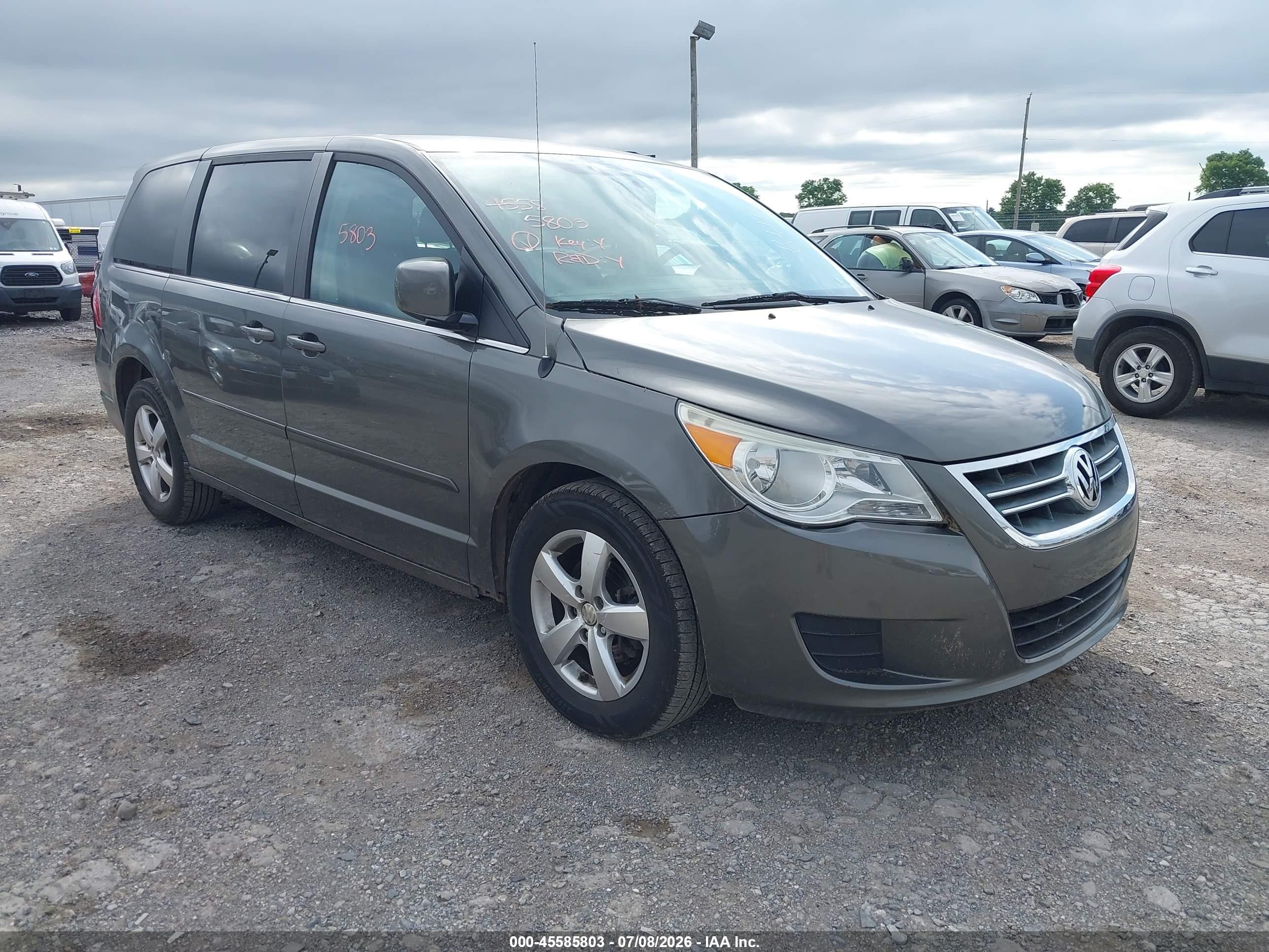 2010 Volkswagen Routan SE, VIN 2V4RW3D10AR333466 — Normal wear