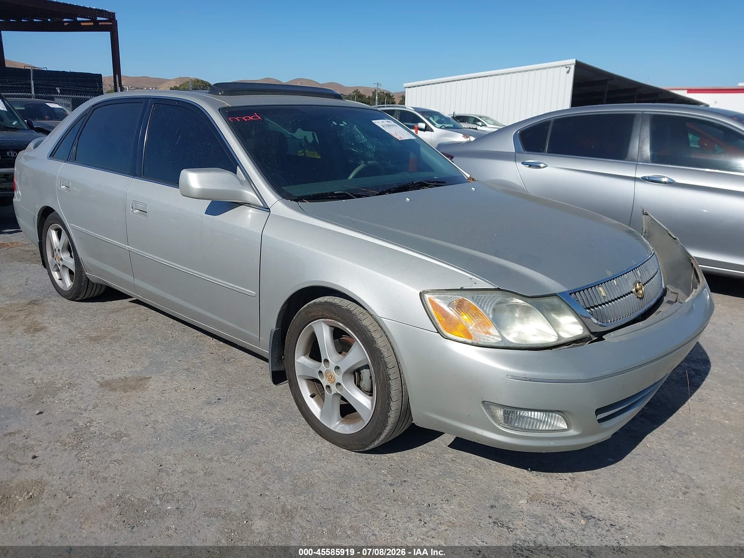2001 Toyota Avalon XLS, VIN 4T1BF28B01U156957 — Front end