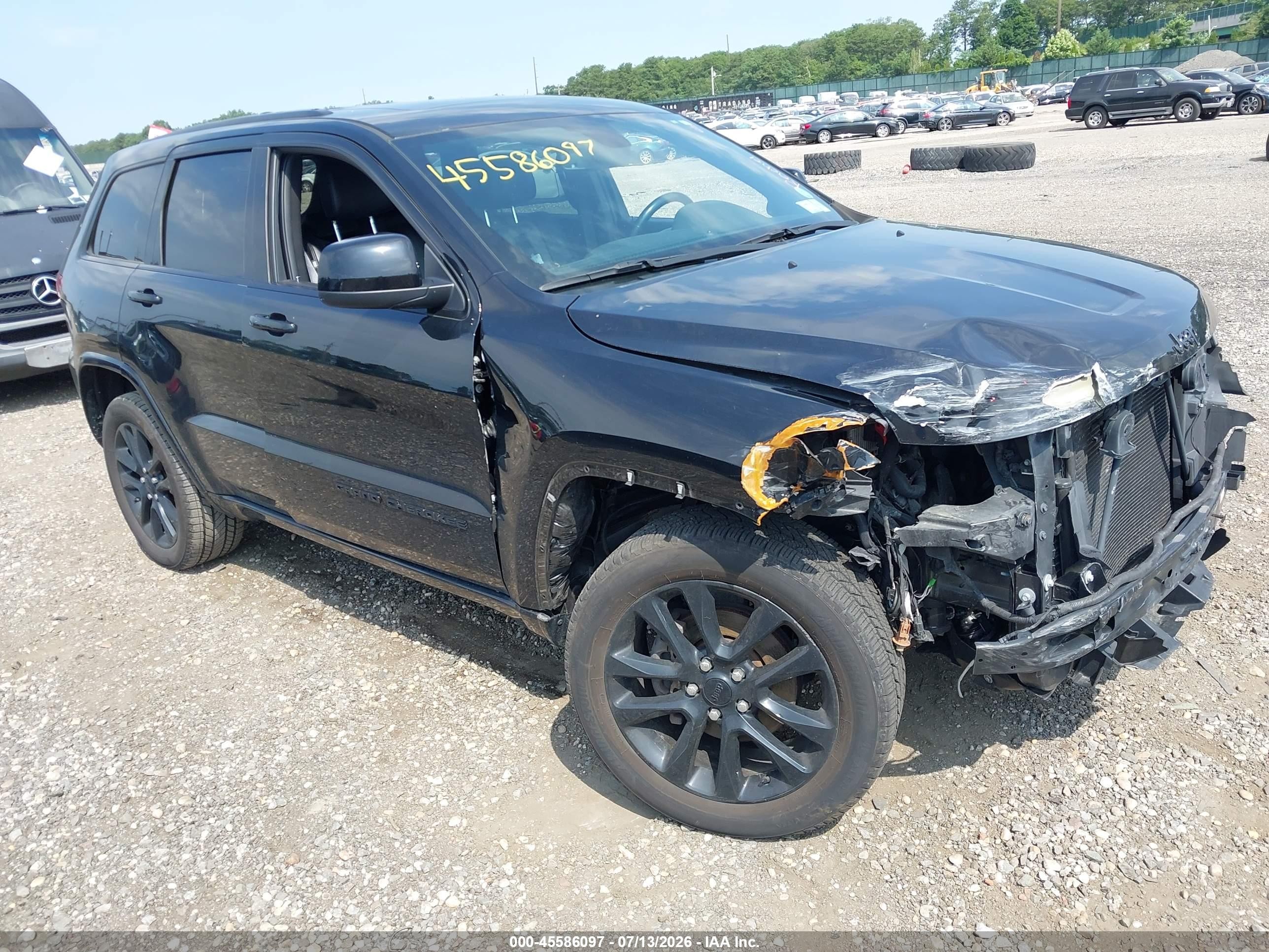 2020 Jeep Grand Cherokee Altitude, VIN 1C4RJFAG1LC169224 — Front end