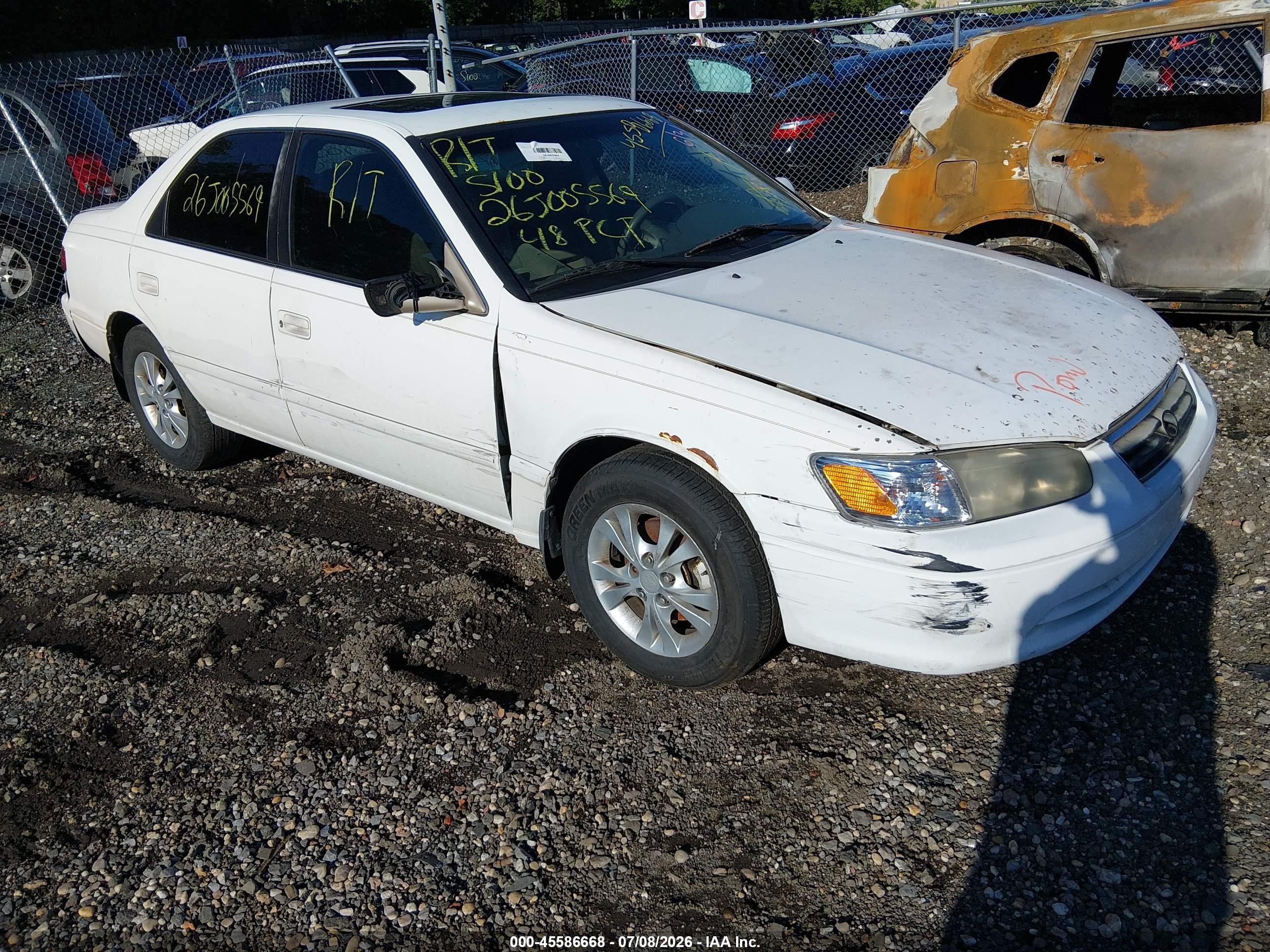2000 Toyota Camry LE, VIN 4T1BF22K5YU939145 — Front end
