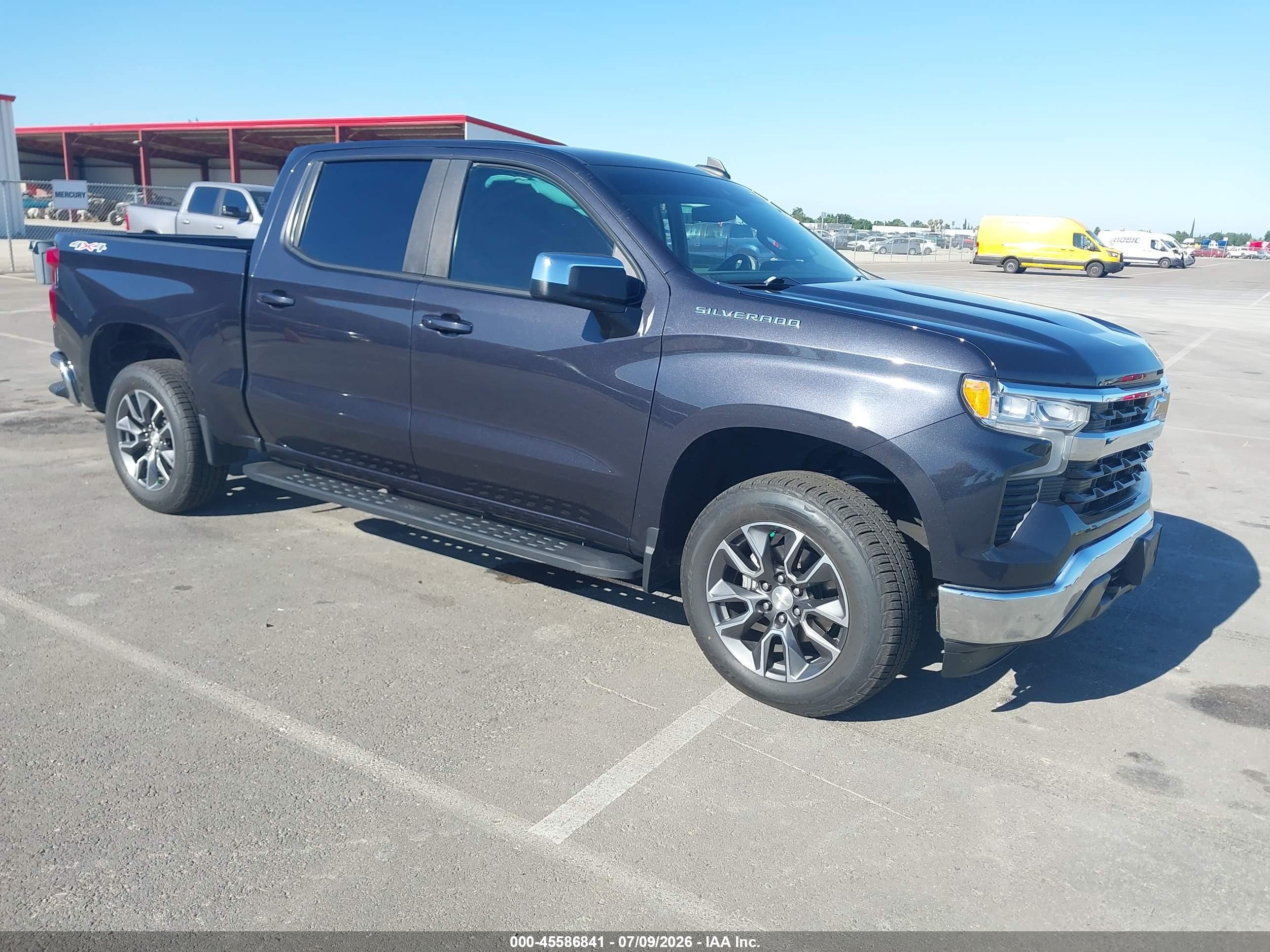 2022 Chevrolet Silverado 1500 LT, VIN 1GCPDKEK0NZ619077 — Бок