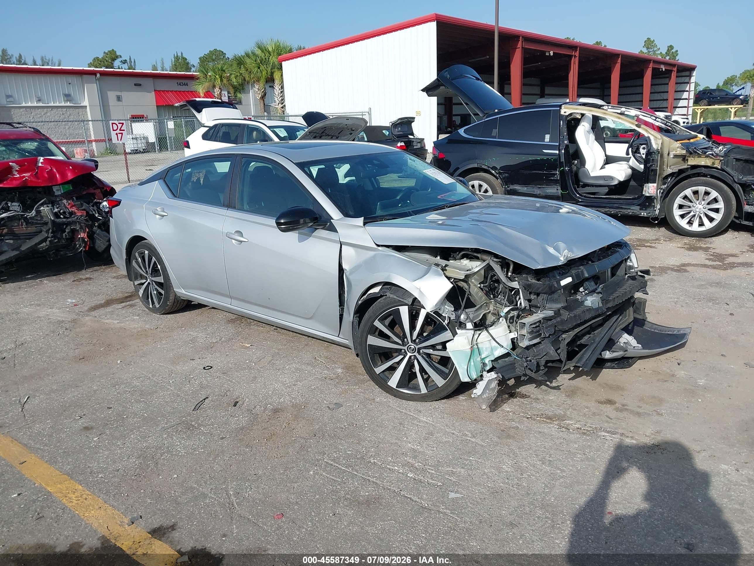 2021 Nissan Altima SR, VIN 1N4BL4CV5MN404148 — Front end