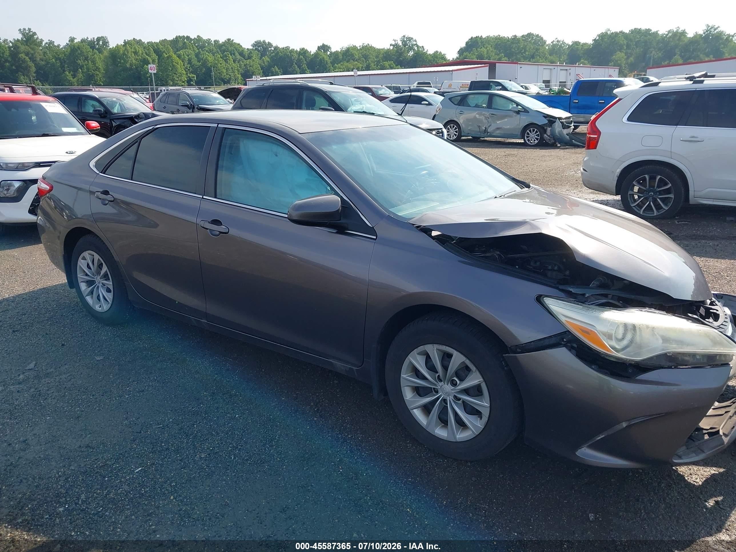 2016 Toyota Camry SE, VIN 4T1BF1FK4GU122137 — Front end