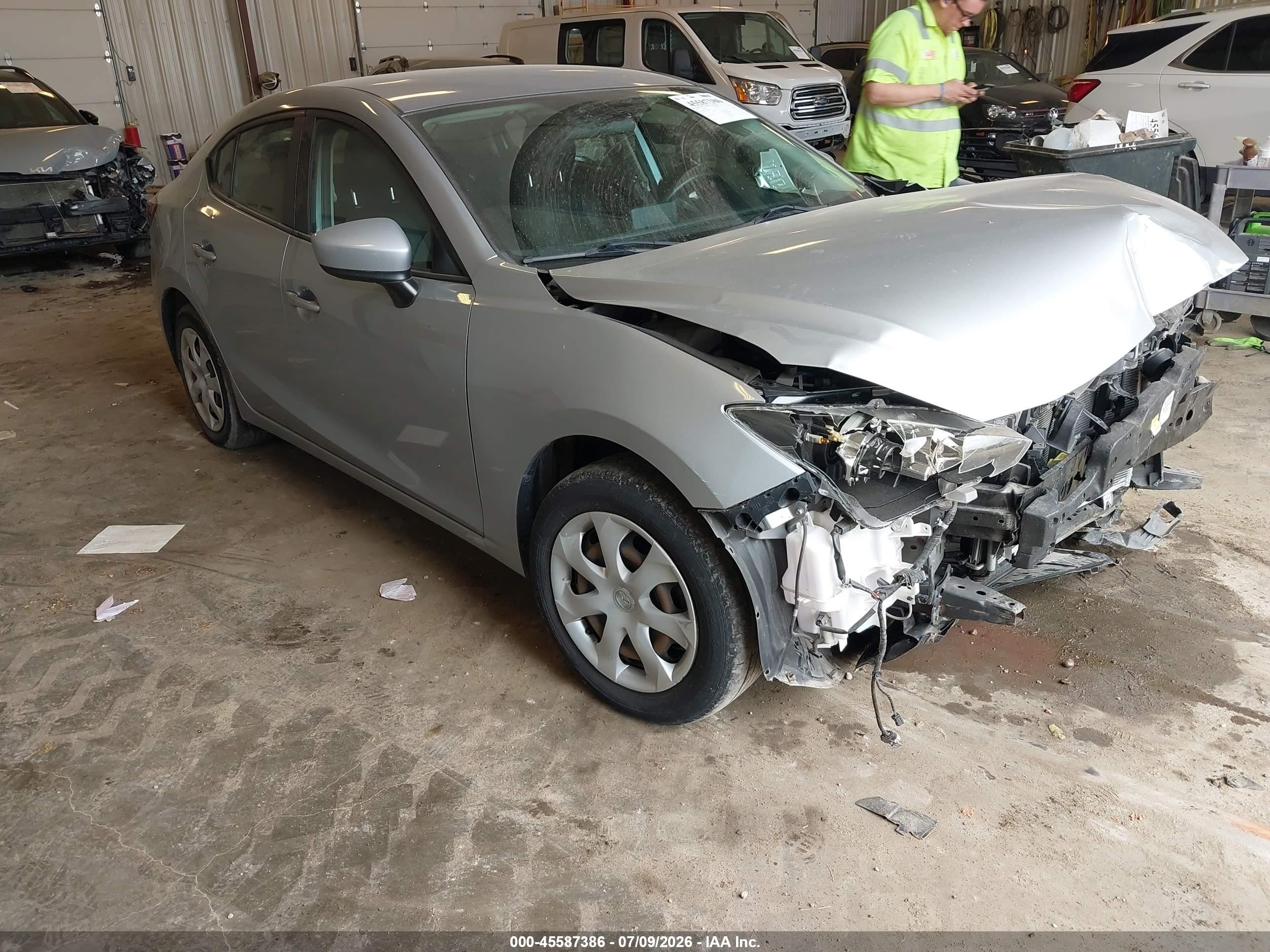 2017 Mazda 3 Sport, VIN 3MZBN1U70HM107448 — Перед