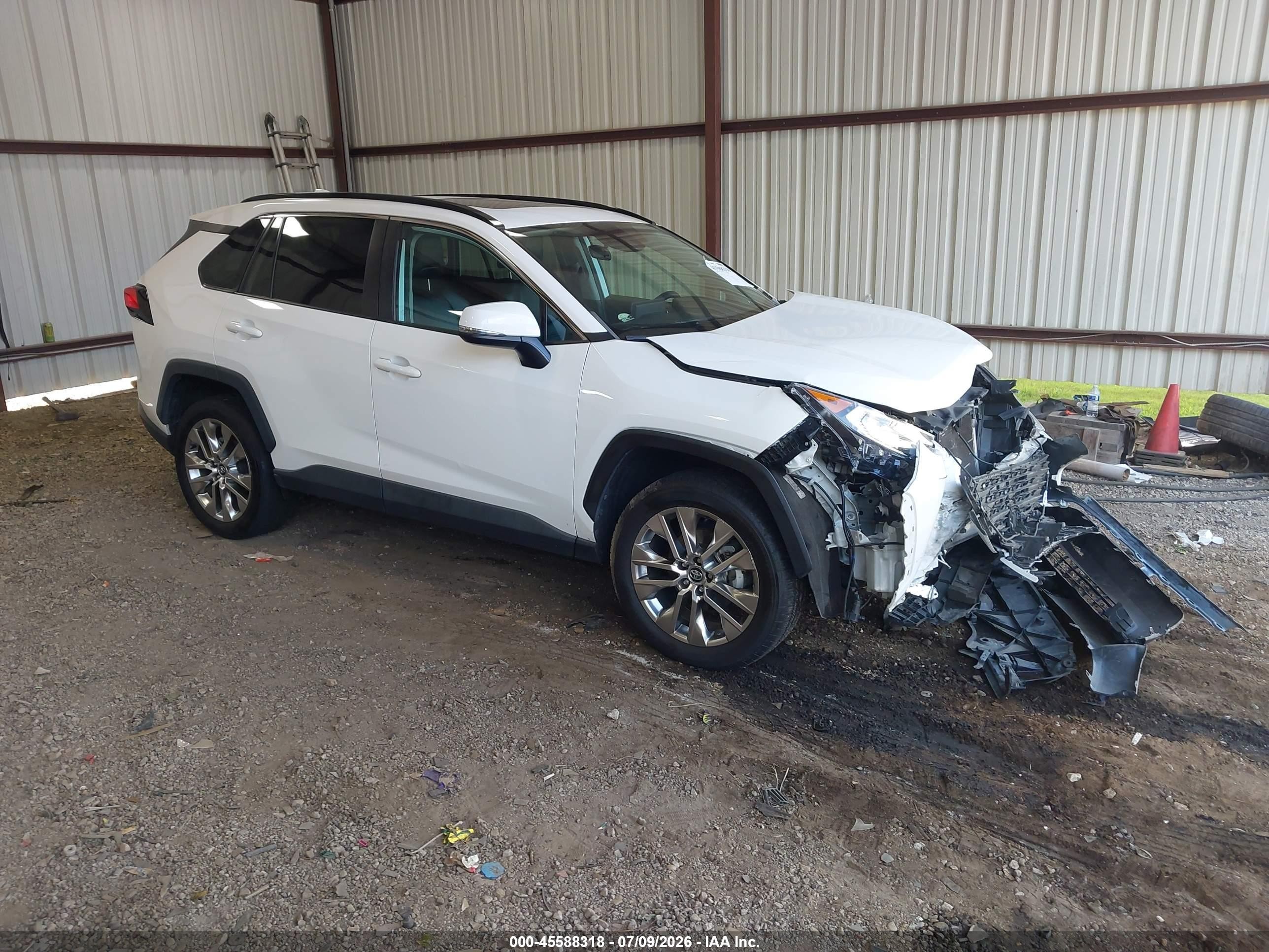 2020 Toyota RAV4 XLE Premium, VIN 2T3C1RFV2LC060154 — Front end