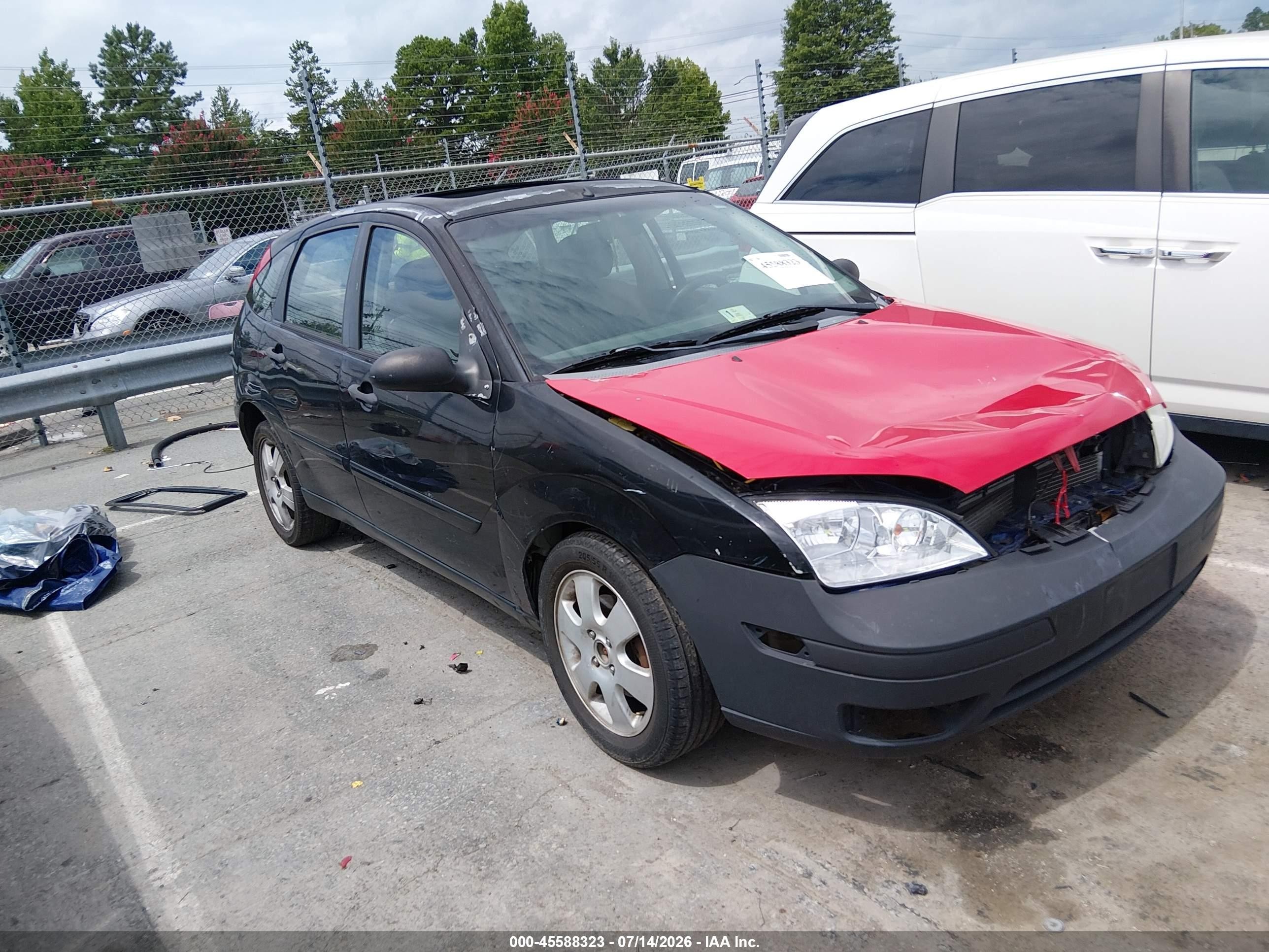 2006 Ford Focus S, VIN 1FAHP37N06W221885 — Front end