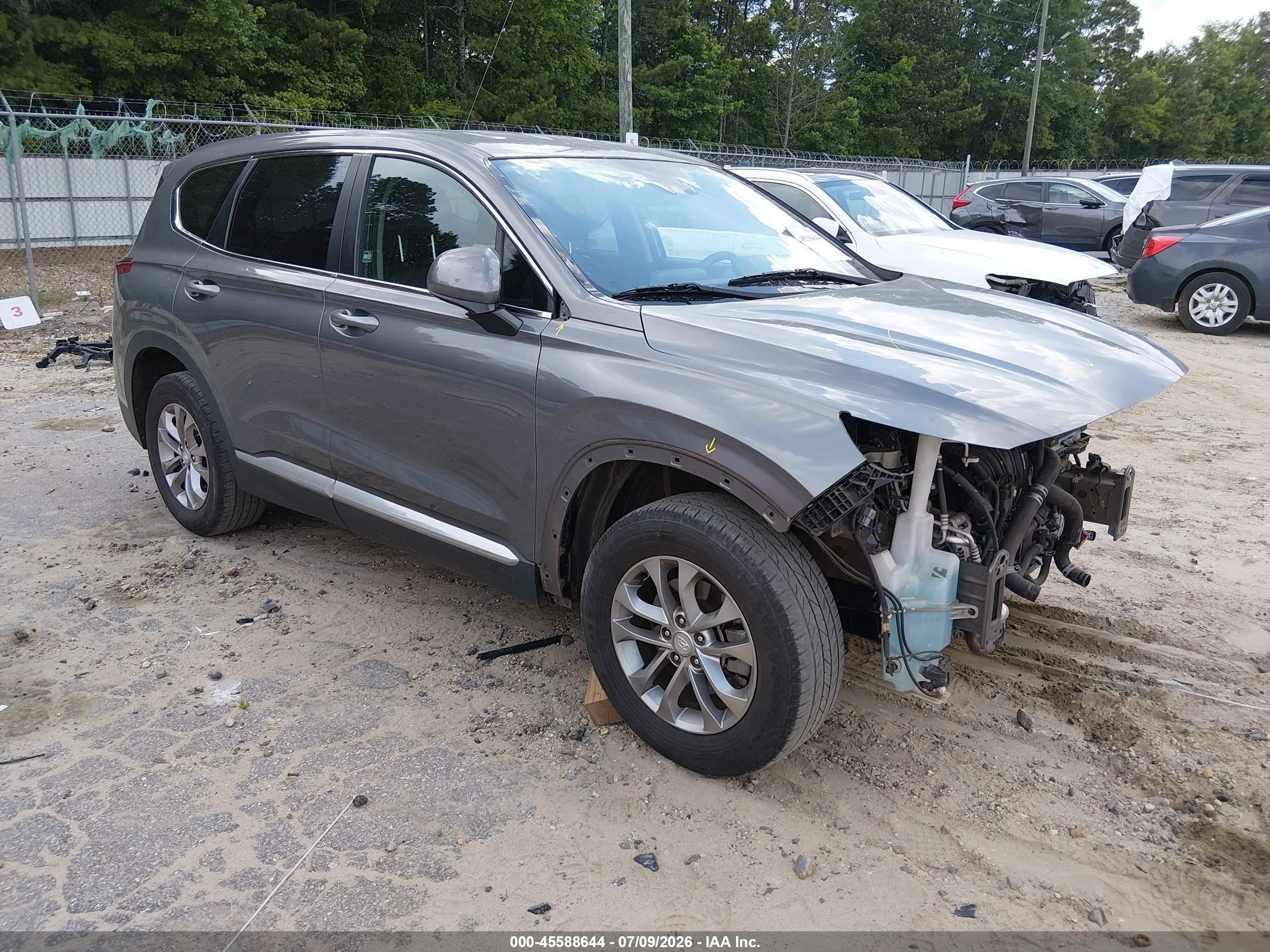 2019 Hyundai Santa Fe SE, VIN 5NMS23ADXKH042622 — Front end