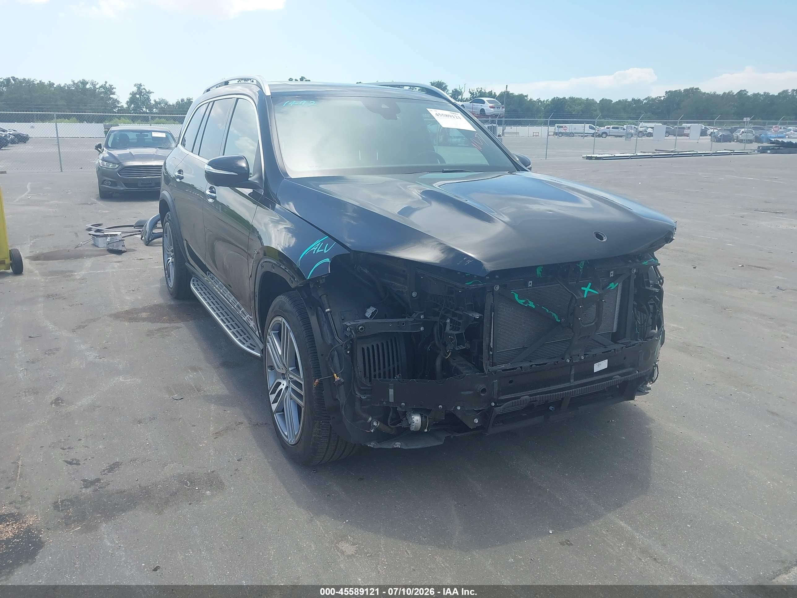 2021 Mercedes-Benz GLS 450, VIN 4JGFF5KE8MA385740 — Front end