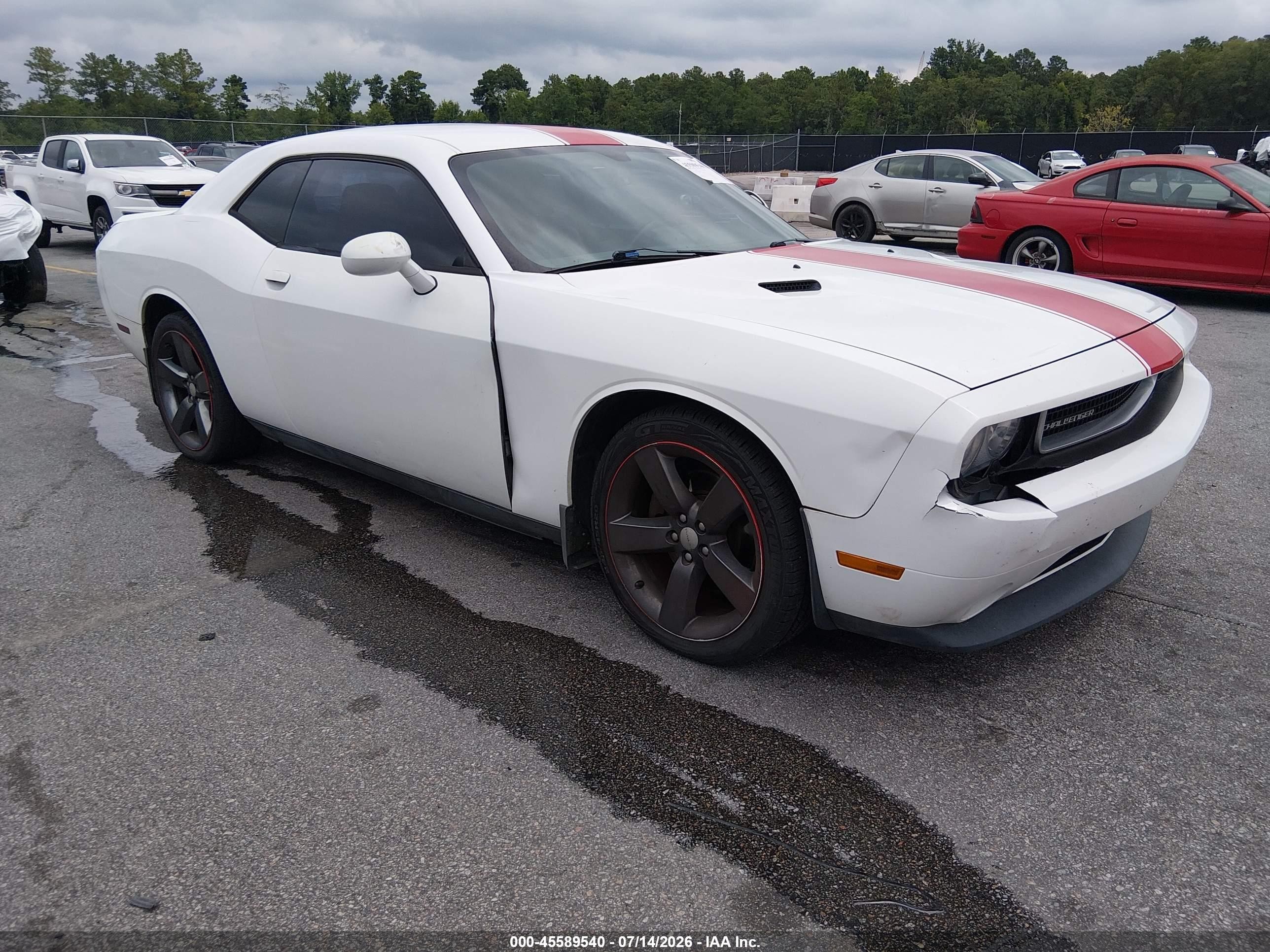 2014 Dodge Challenger SXT, VIN 2C3CDYAG7EH184033 — Front end