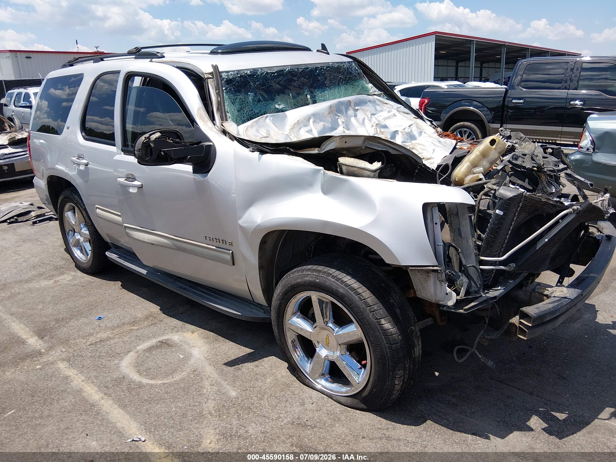 2010 Chevrolet Tahoe LT, VIN 1GNMCBE36AR129856 — Front end