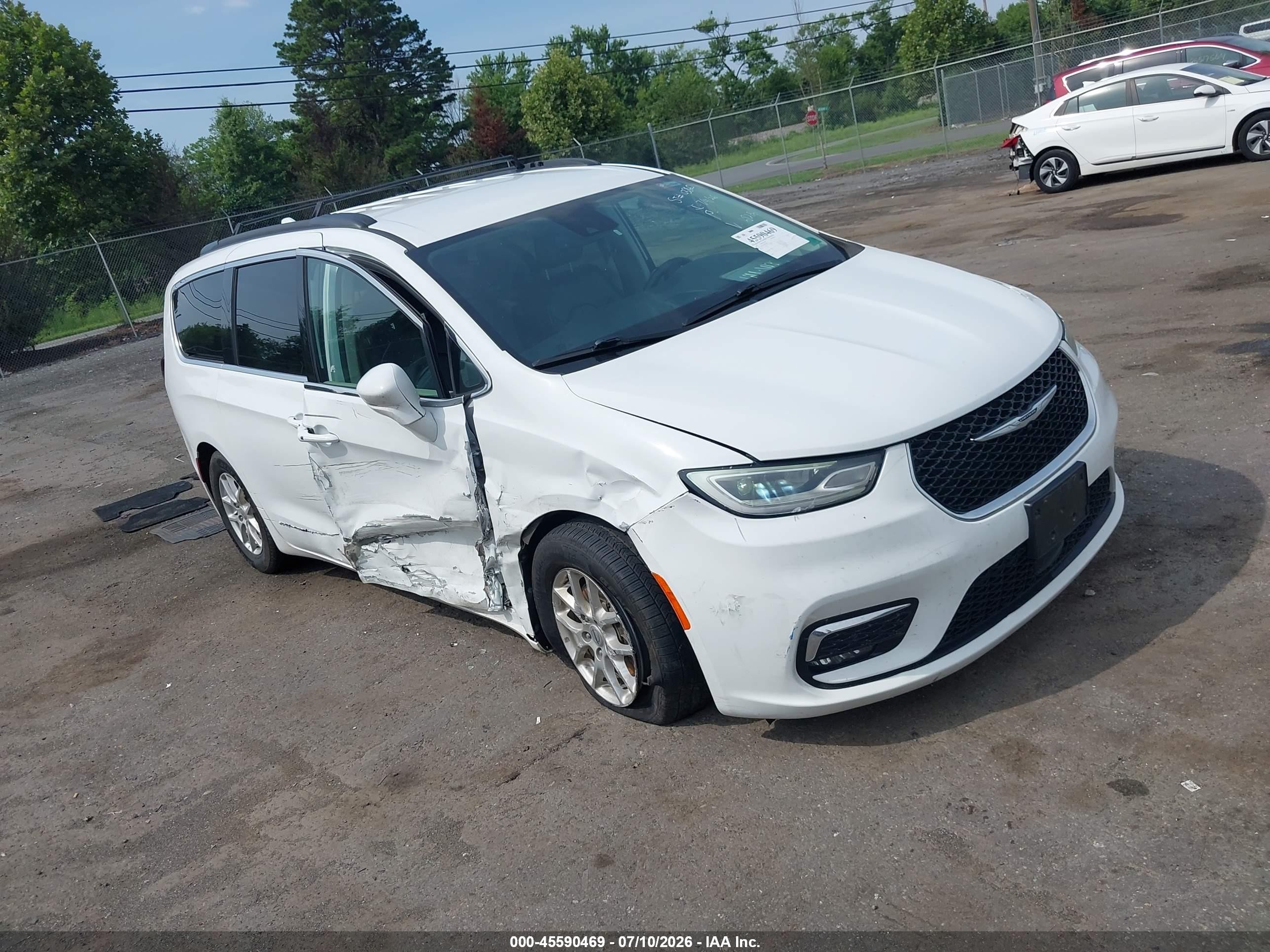 2022 Chrysler Pacifica Touring L, VIN 2C4RC1BG2NR168296 — Side