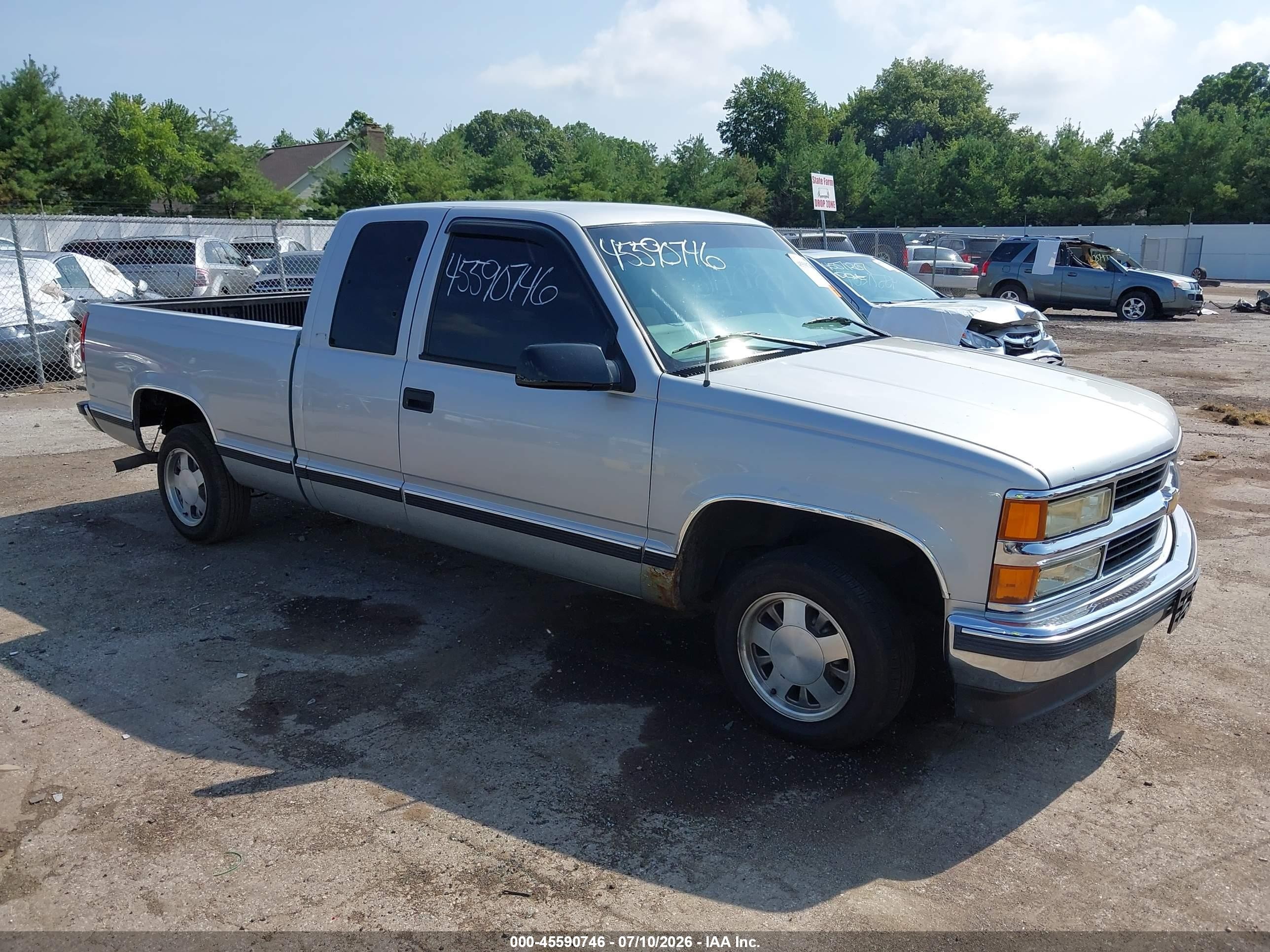 1997 Chevrolet Silverado 1500, VIN 2GCEC19M2V1179887 — Side