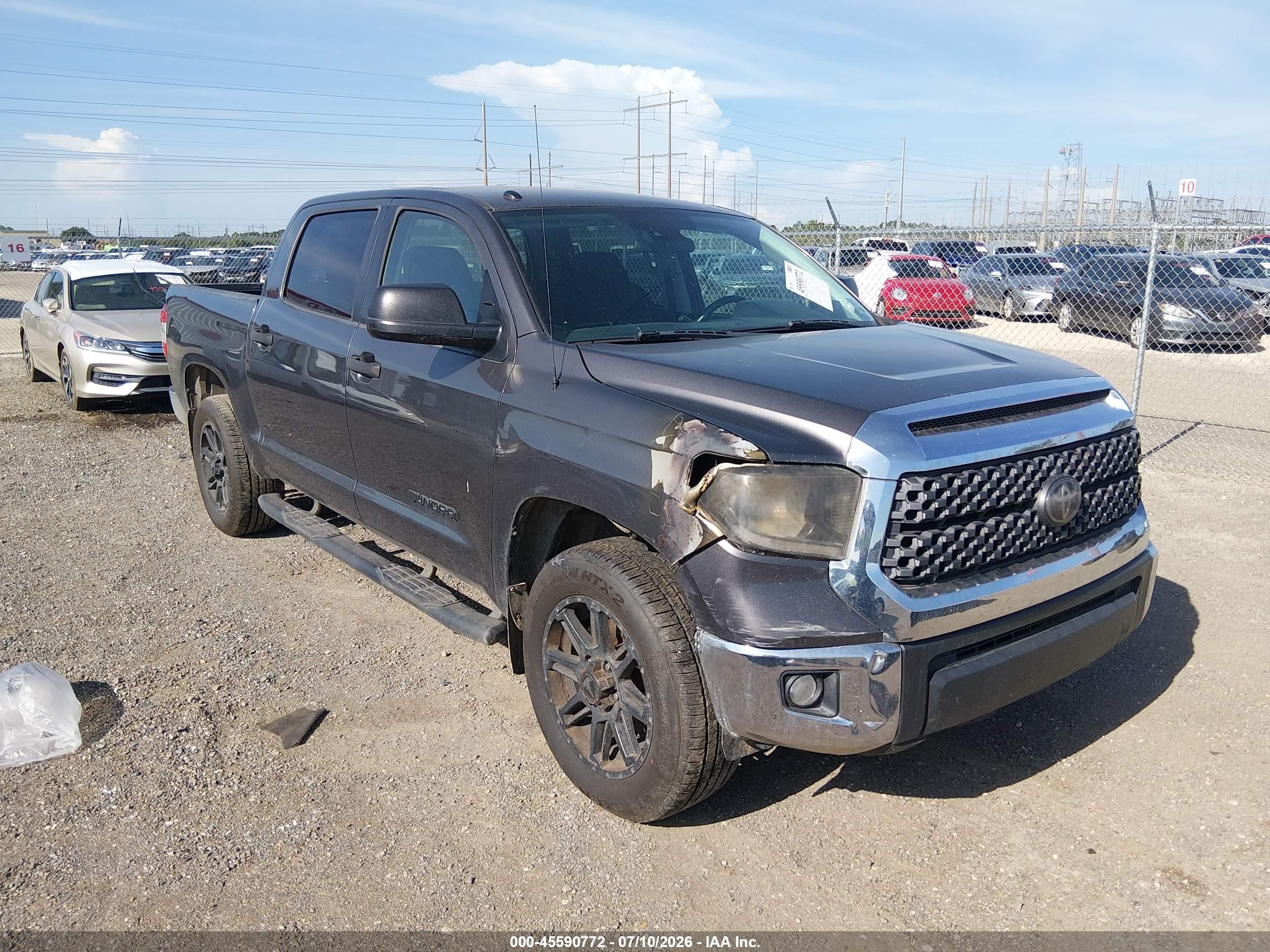 2018 Toyota Tundra SR5, VIN 5TFEM5F19JX125837 — Перед