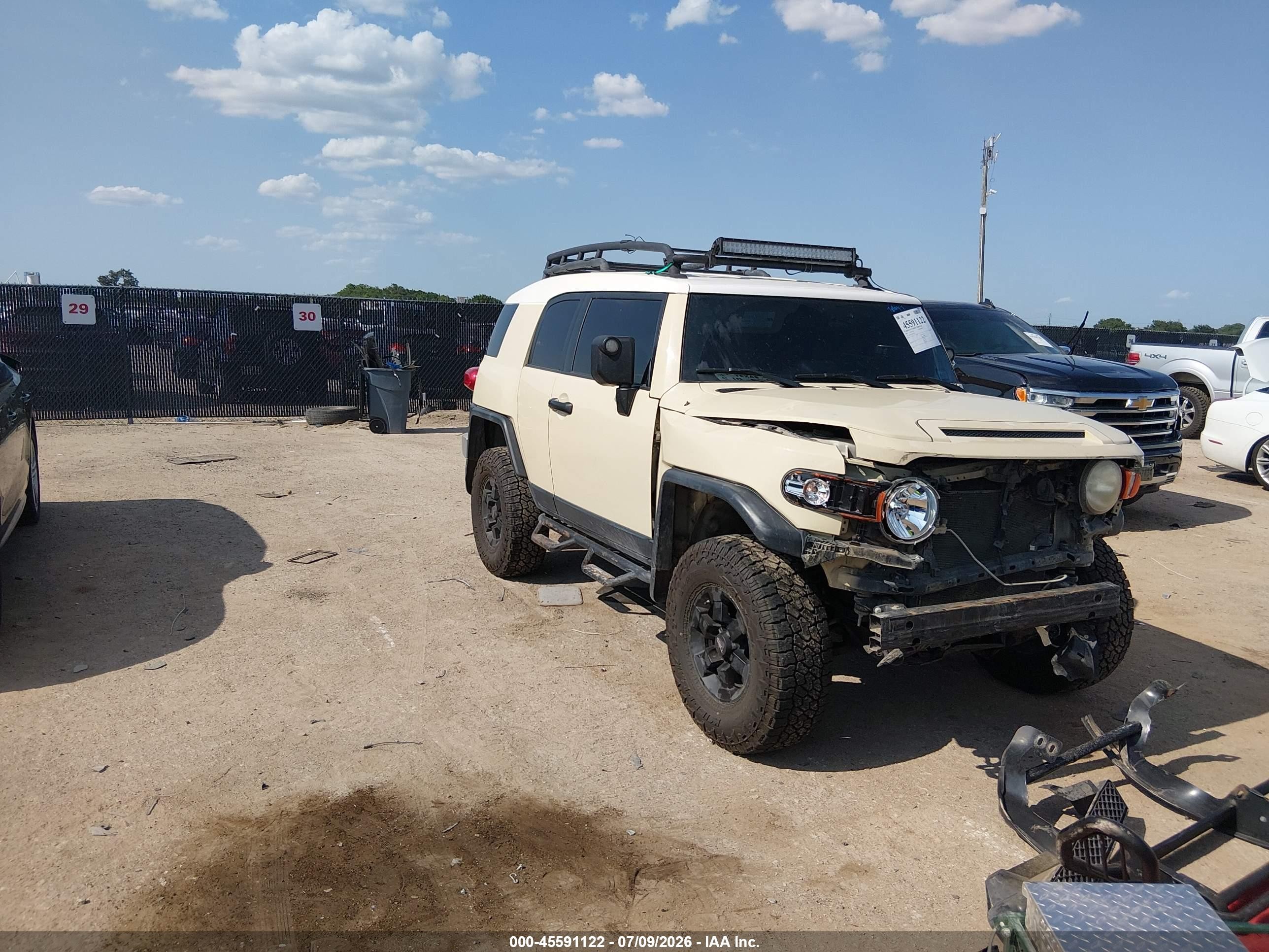 2008 Toyota FJ Cruiser, VIN JTEBU11F18K051296 — Front end