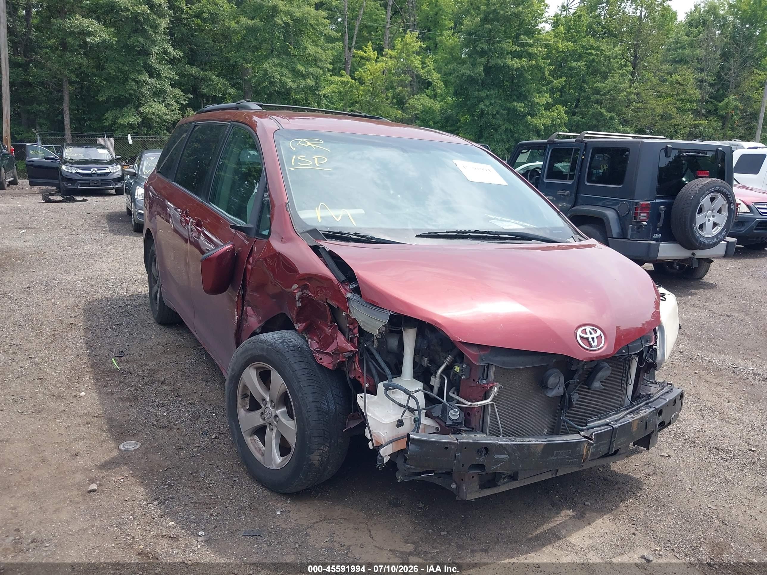 2015 Toyota Sienna LE, VIN 5TDKK3DC7FS689615 — Front end